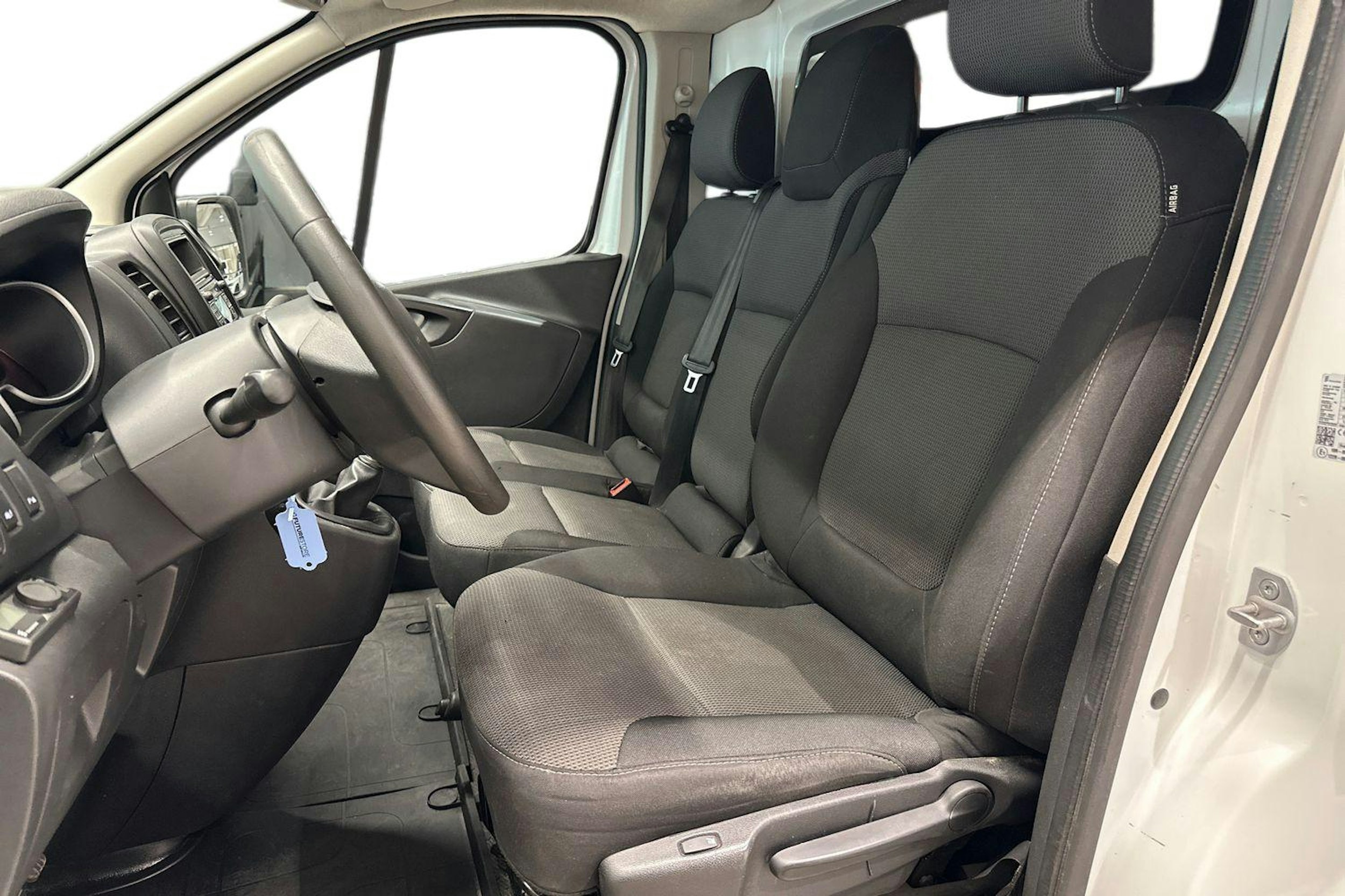 Valkoinen Renault Trafic 2021 kuva 8.