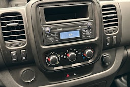Valkoinen Renault Trafic 2021 kuva 17.