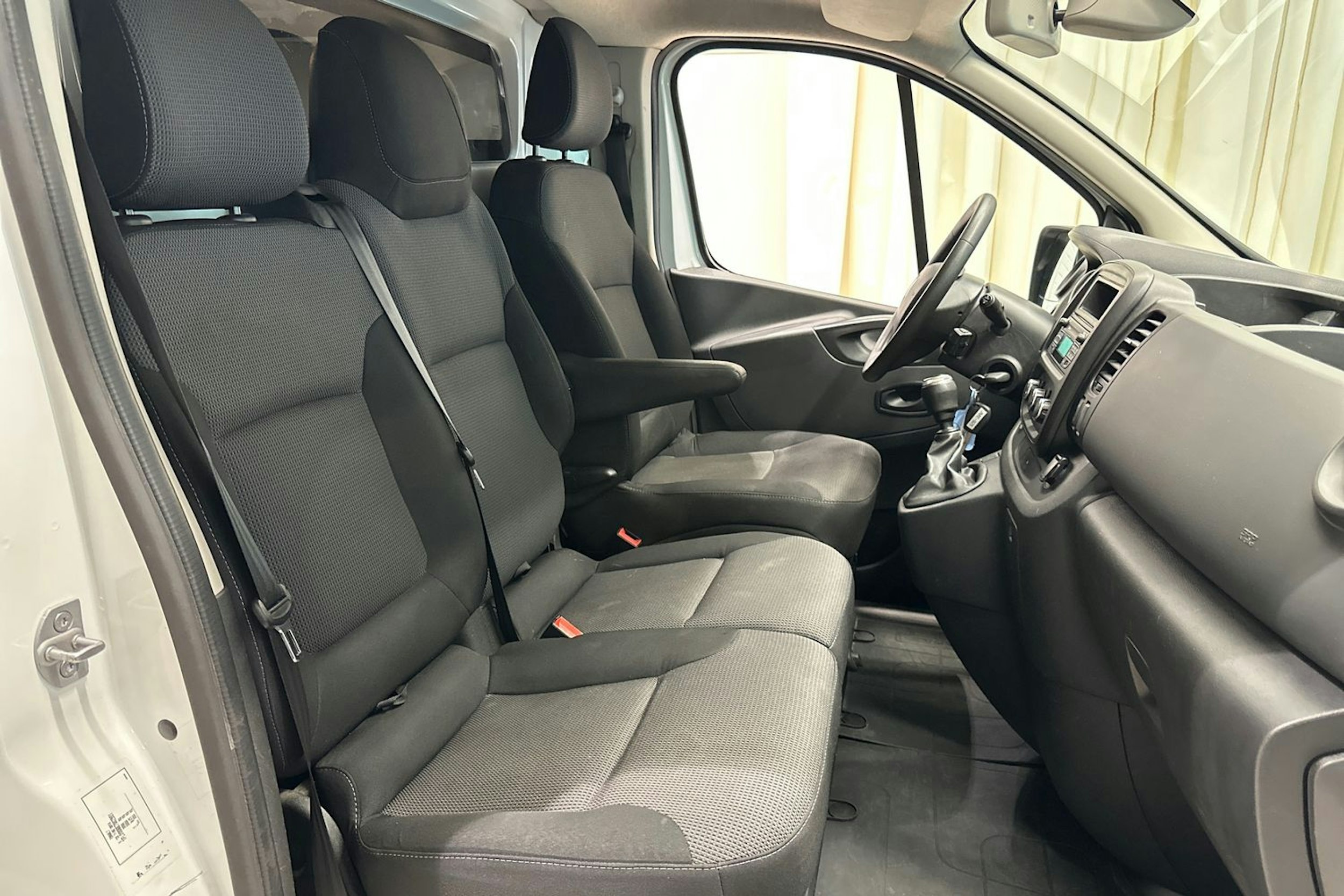 Valkoinen Renault Trafic 2021 kuva 19.