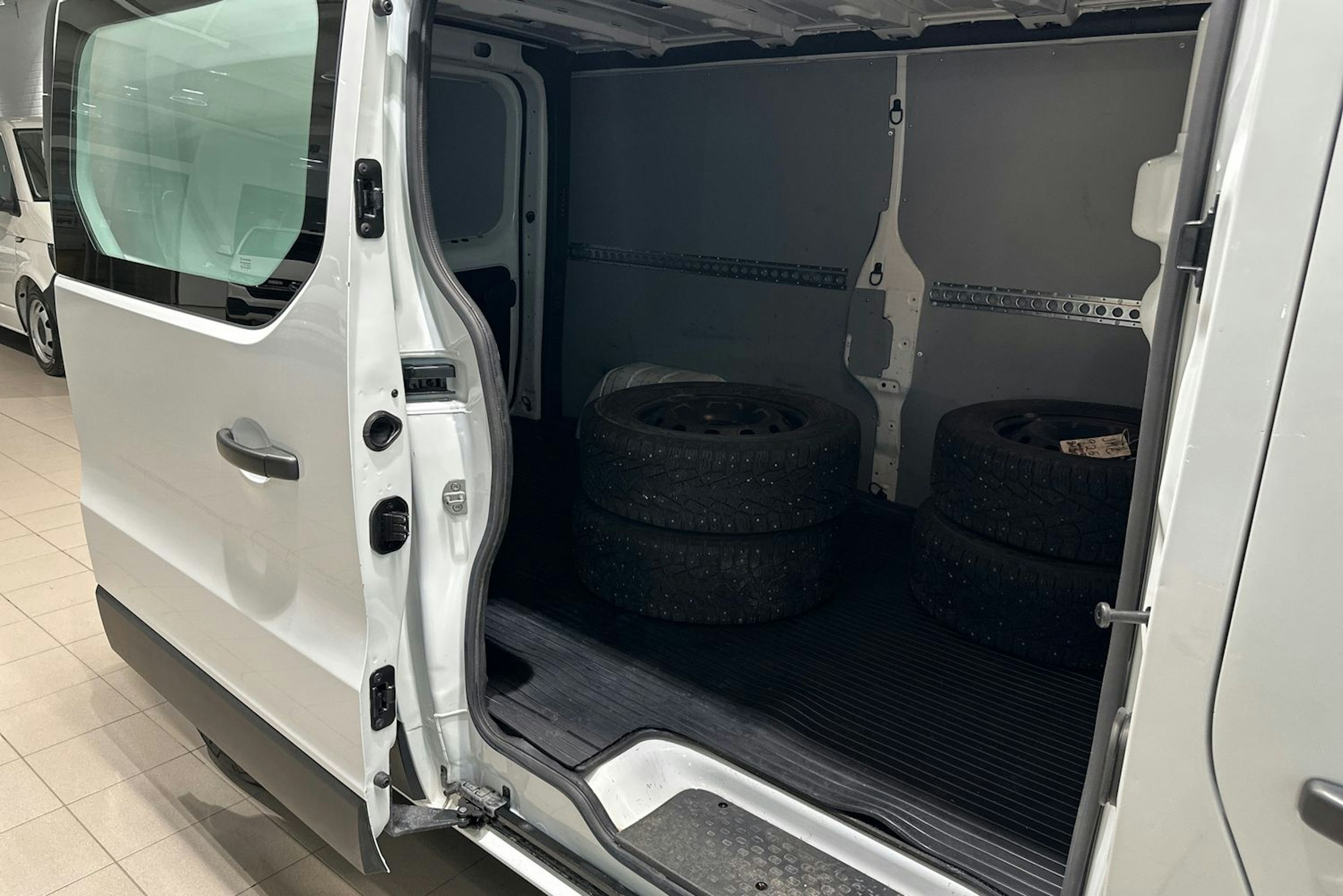 Valkoinen Renault Trafic 2021 kuva 20.
