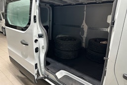 Valkoinen Renault Trafic 2021 kuva 20.
