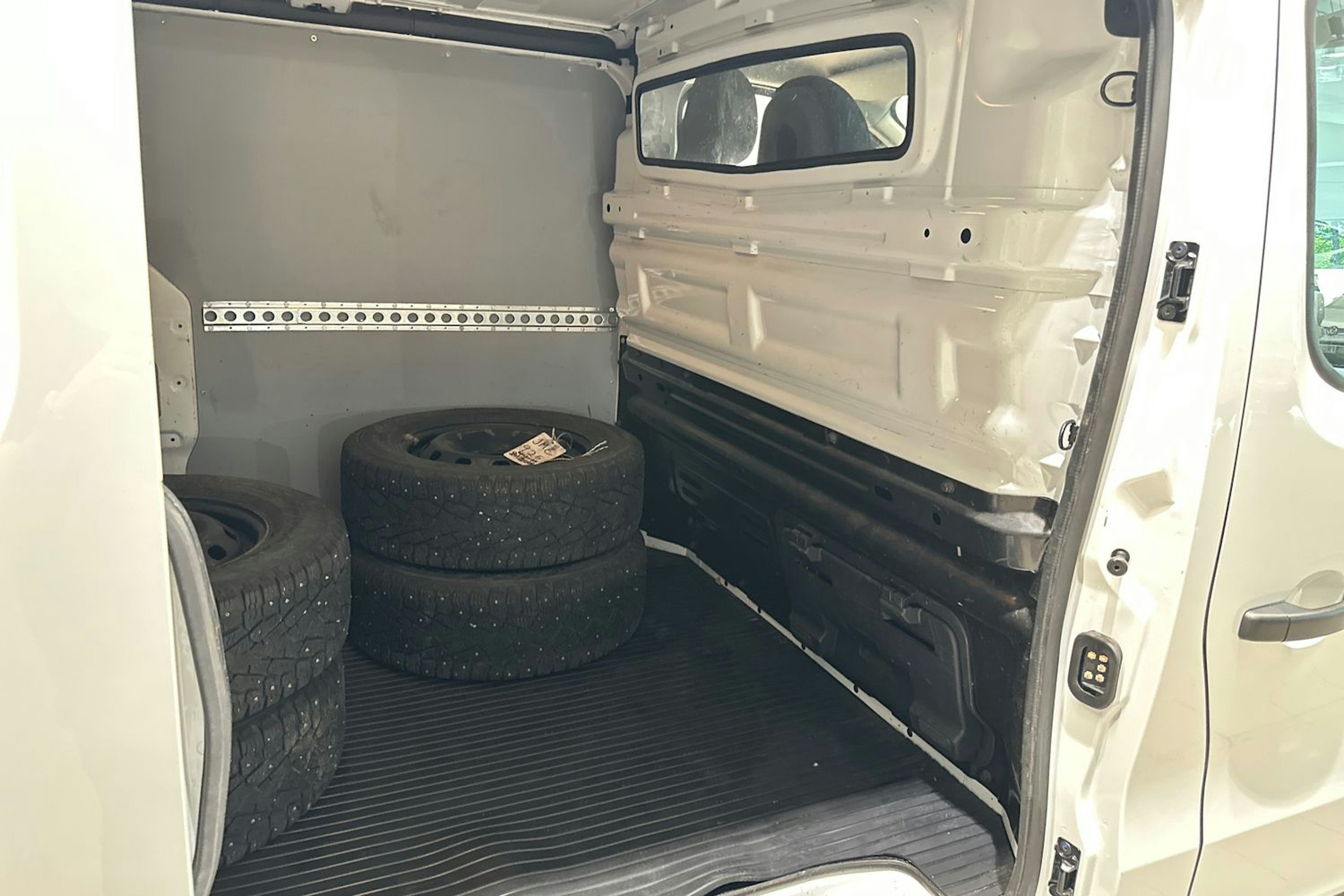 Valkoinen Renault Trafic 2021 kuva 22.