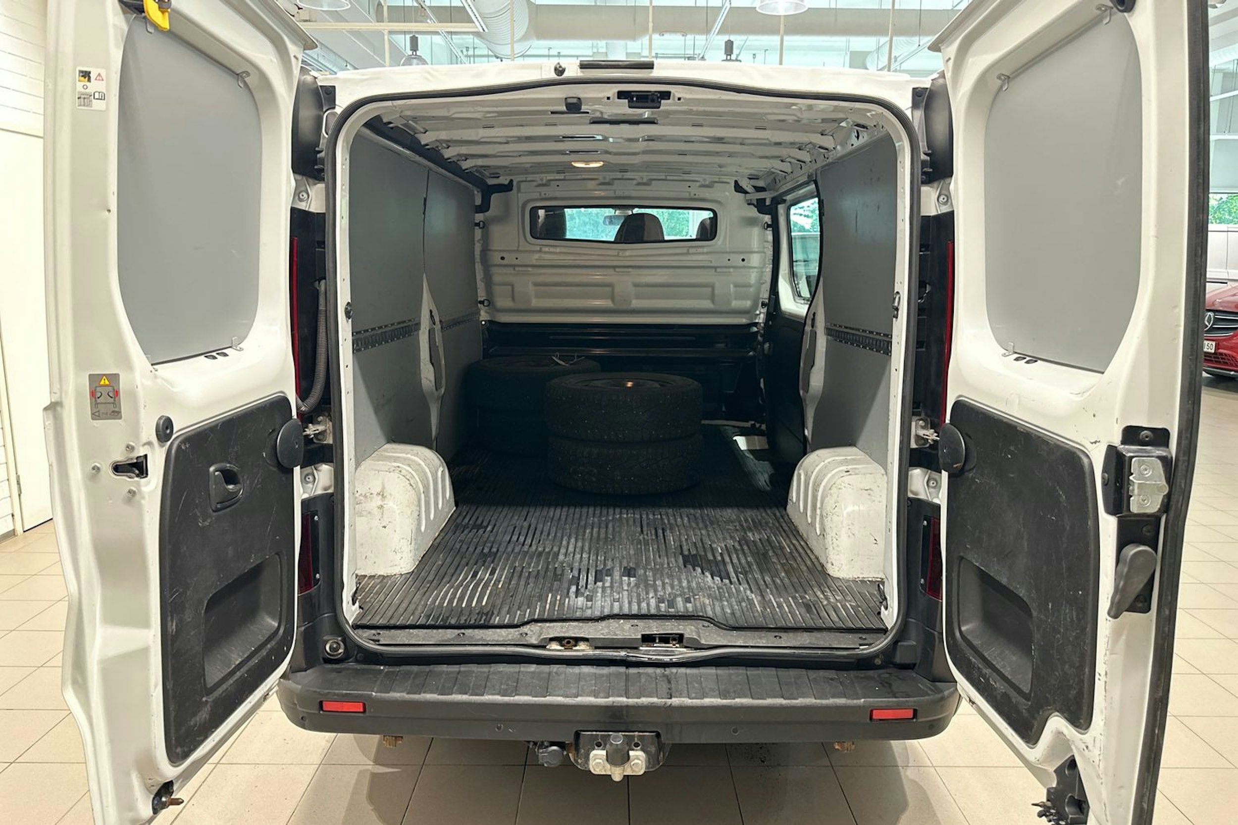 Valkoinen Renault Trafic 2021 kuva 23.
