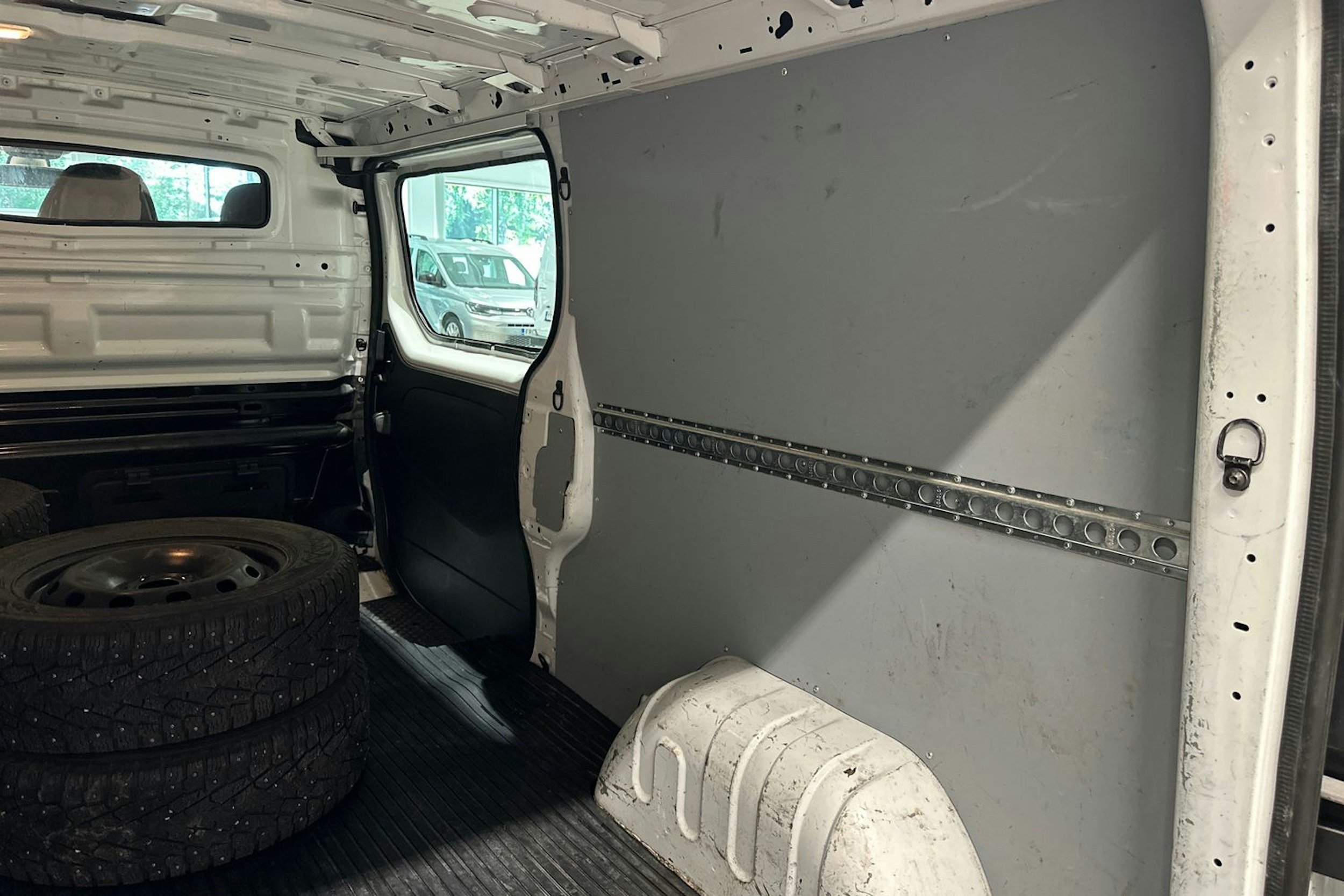 Valkoinen Renault Trafic 2021 kuva 25.