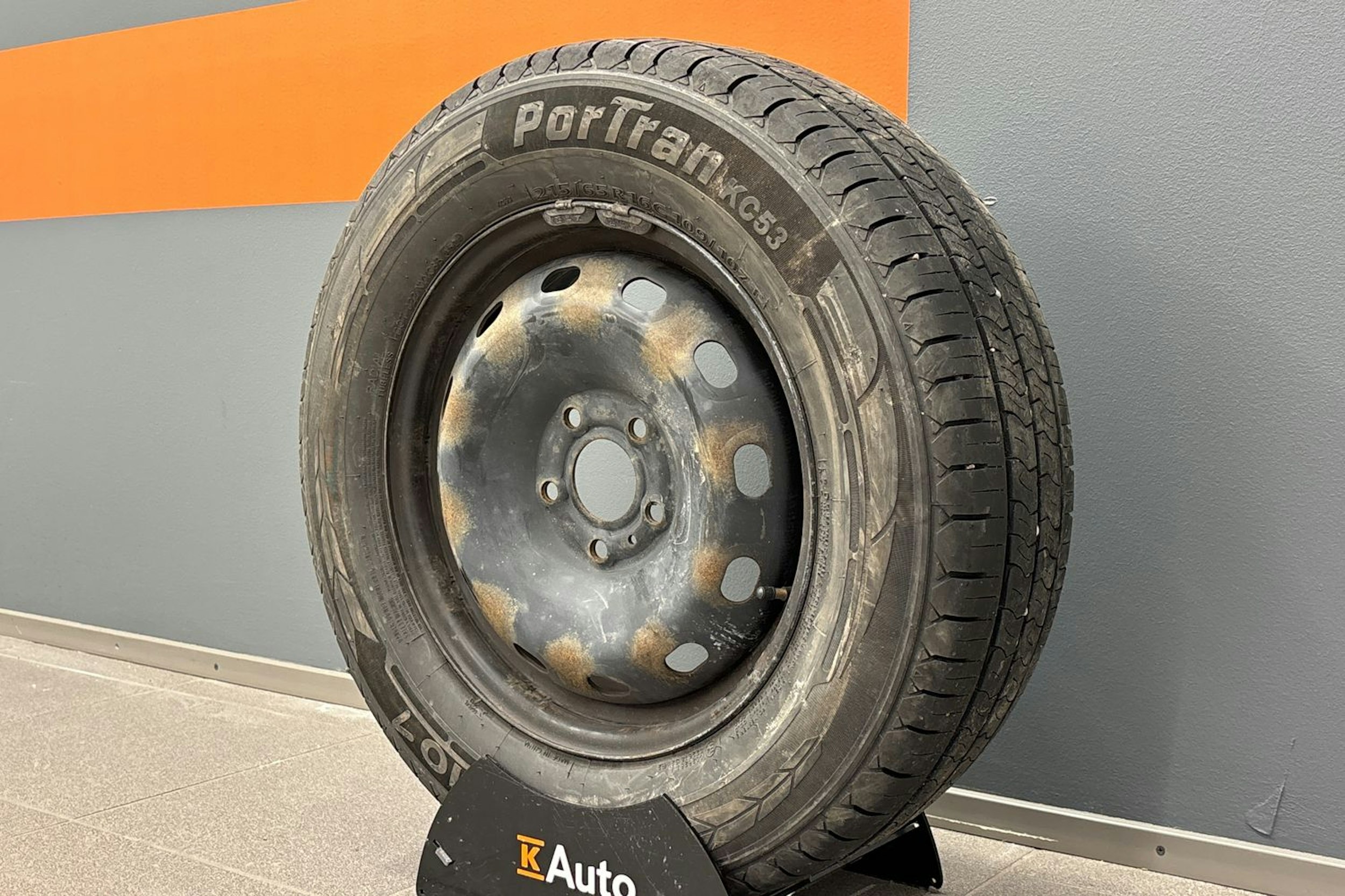 punainen Renault Trafic 2021 kuva 10.