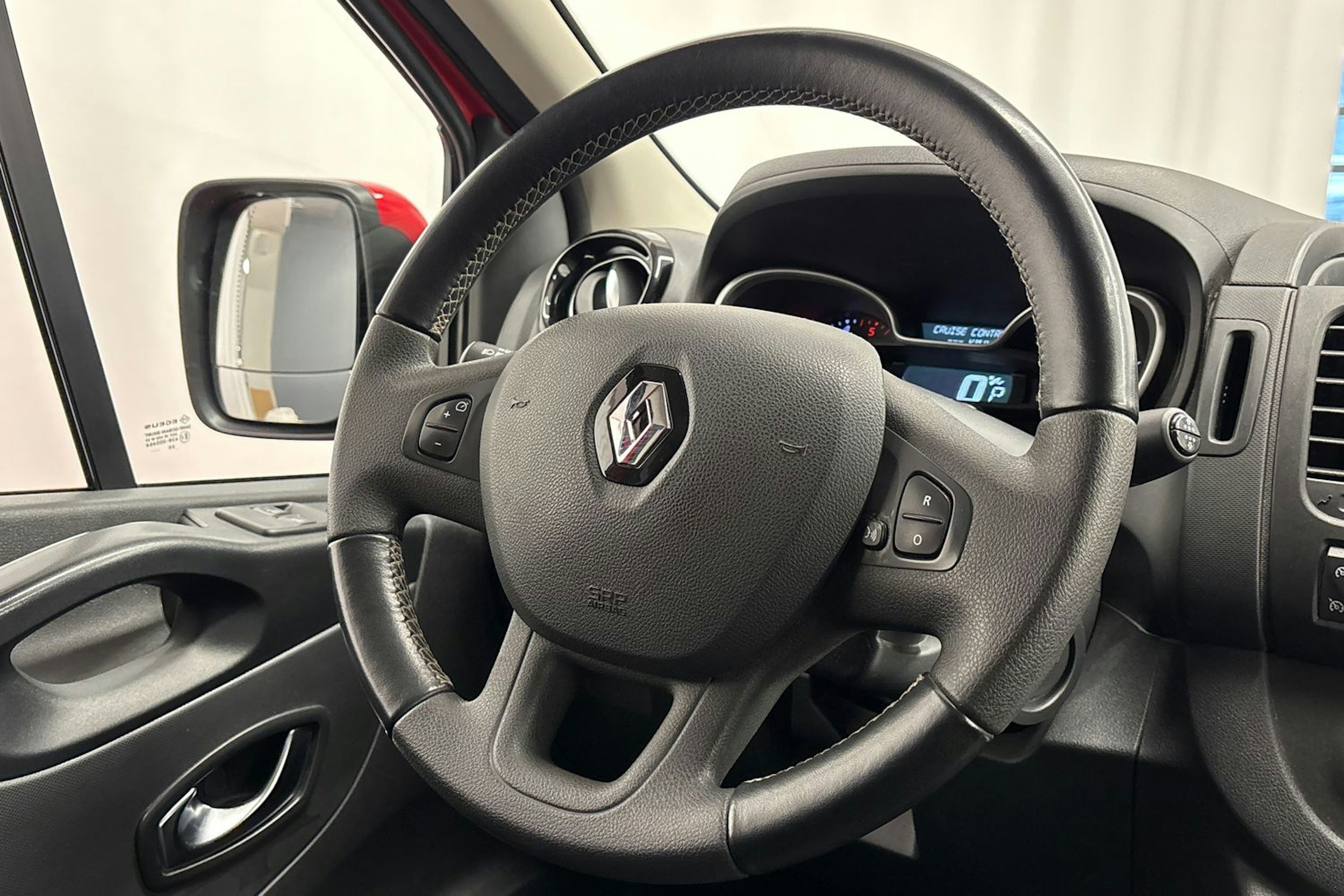 punainen Renault Trafic 2021 kuva 11.