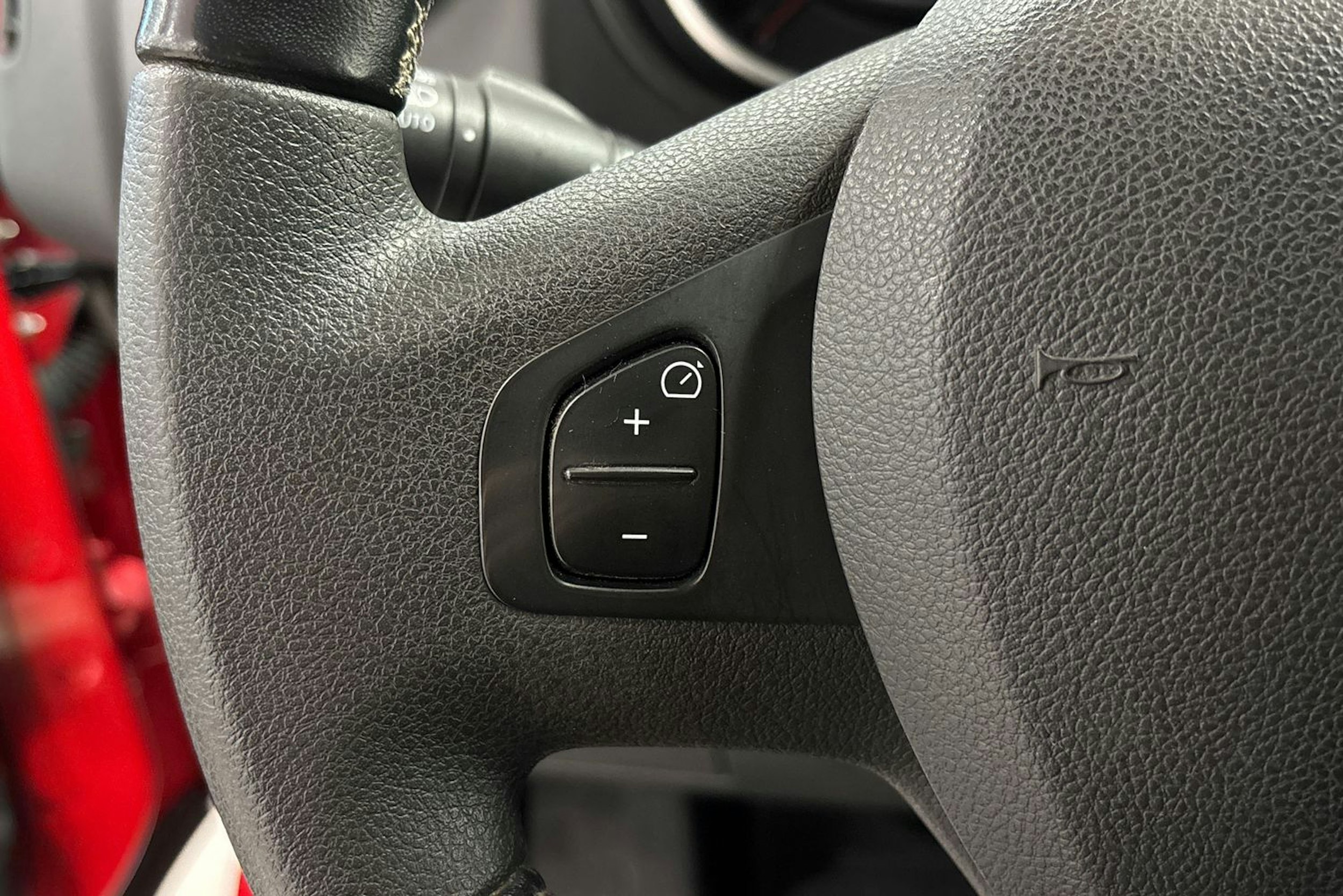 punainen Renault Trafic 2021 kuva 12.