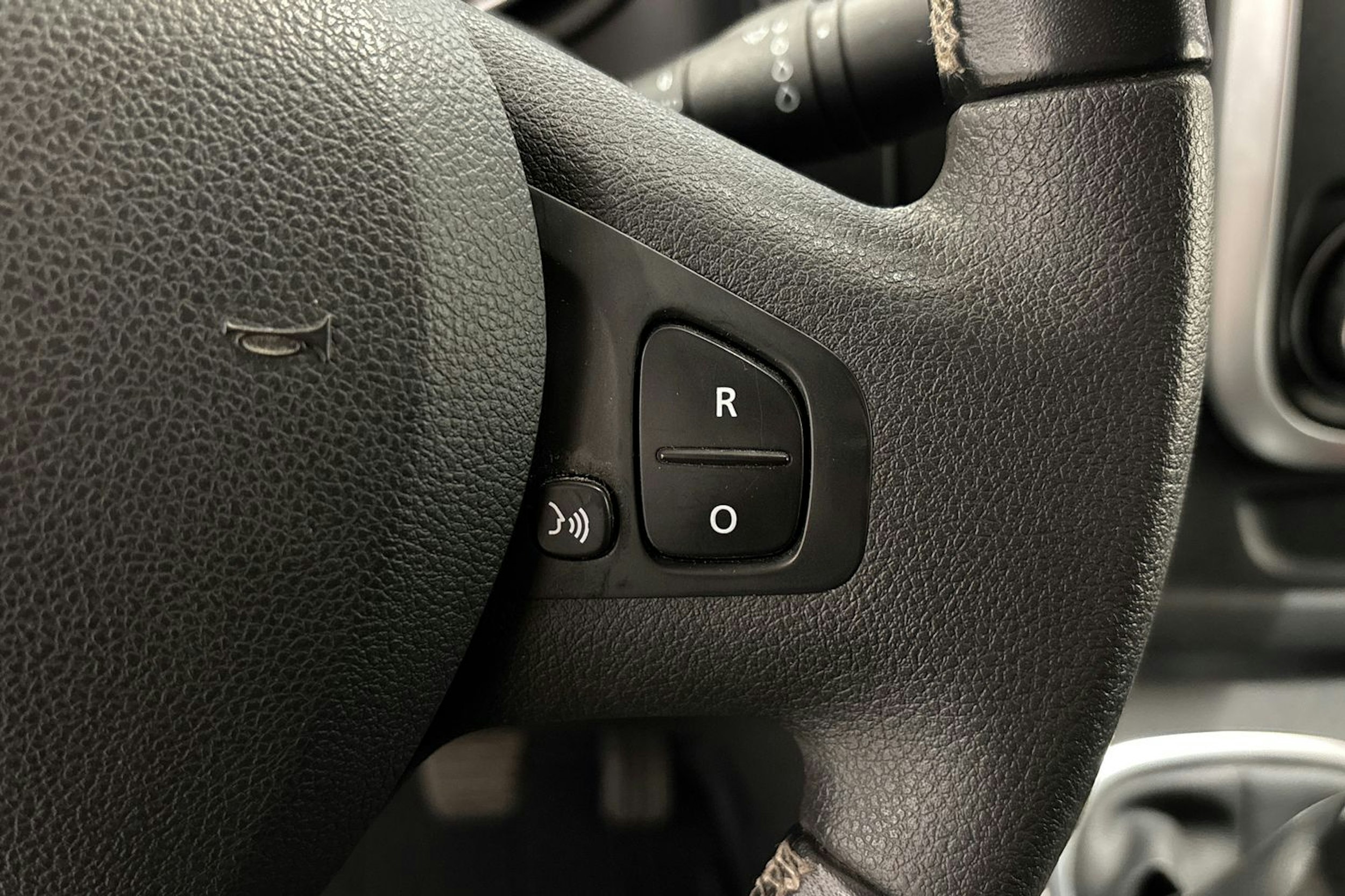 punainen Renault Trafic 2021 kuva 13.