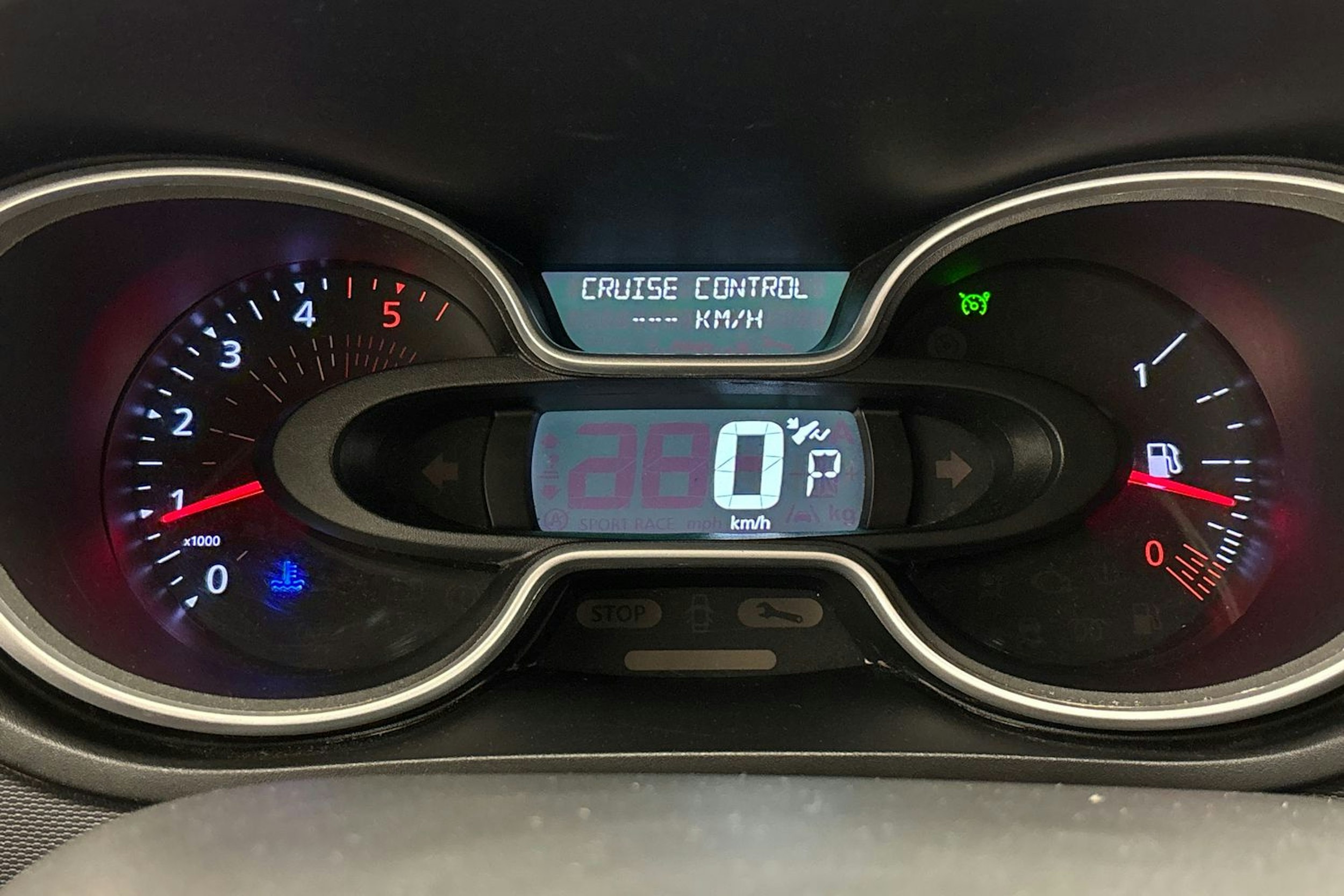 punainen Renault Trafic 2021 kuva 14.