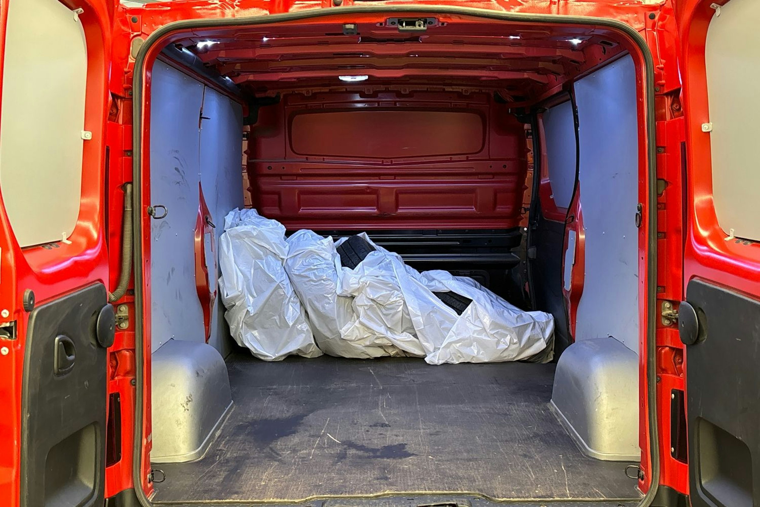 punainen Renault Trafic 2021 kuva 15.