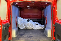 punainen Renault Trafic 2021 kuva 15.