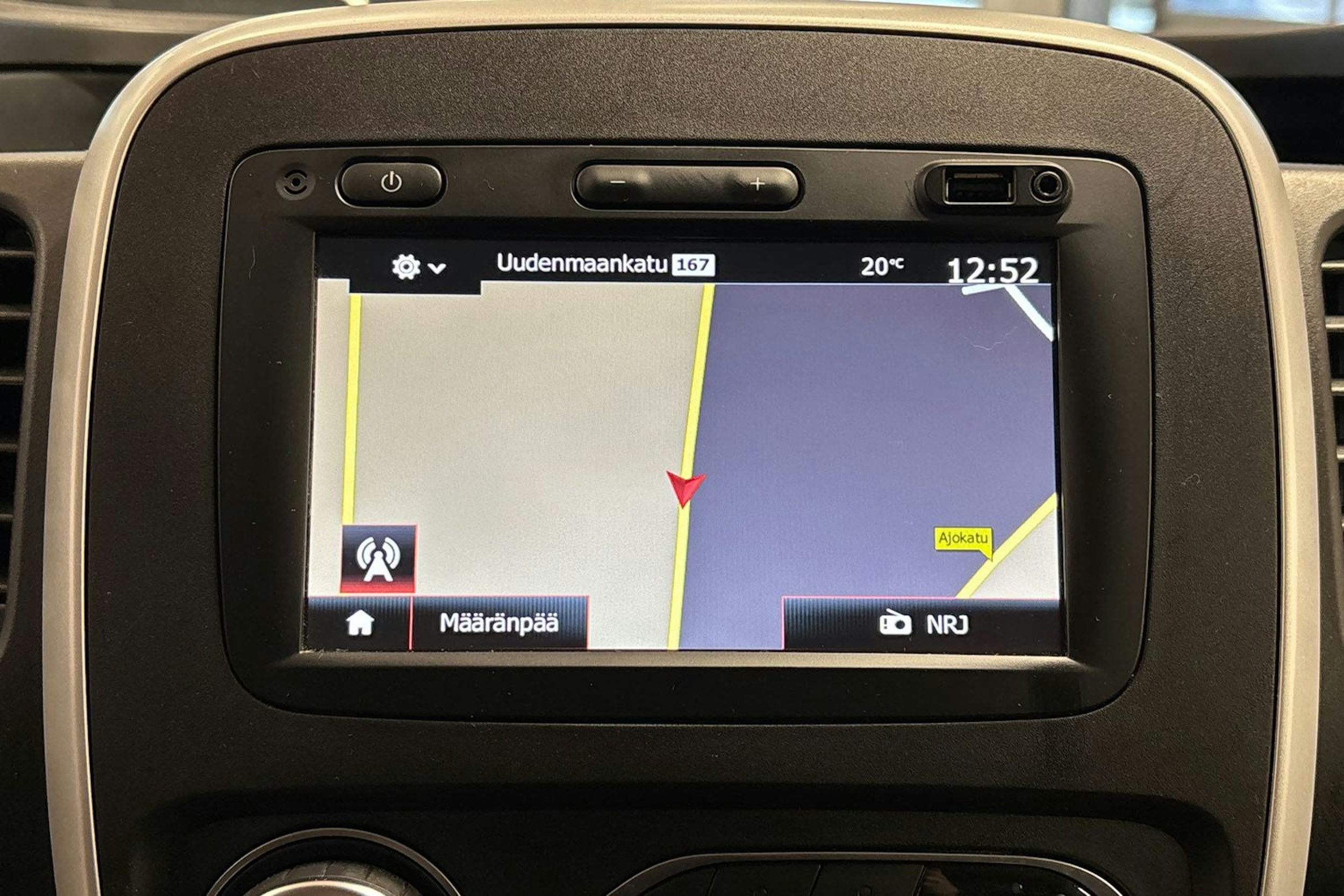 punainen Renault Trafic 2021 kuva 16.