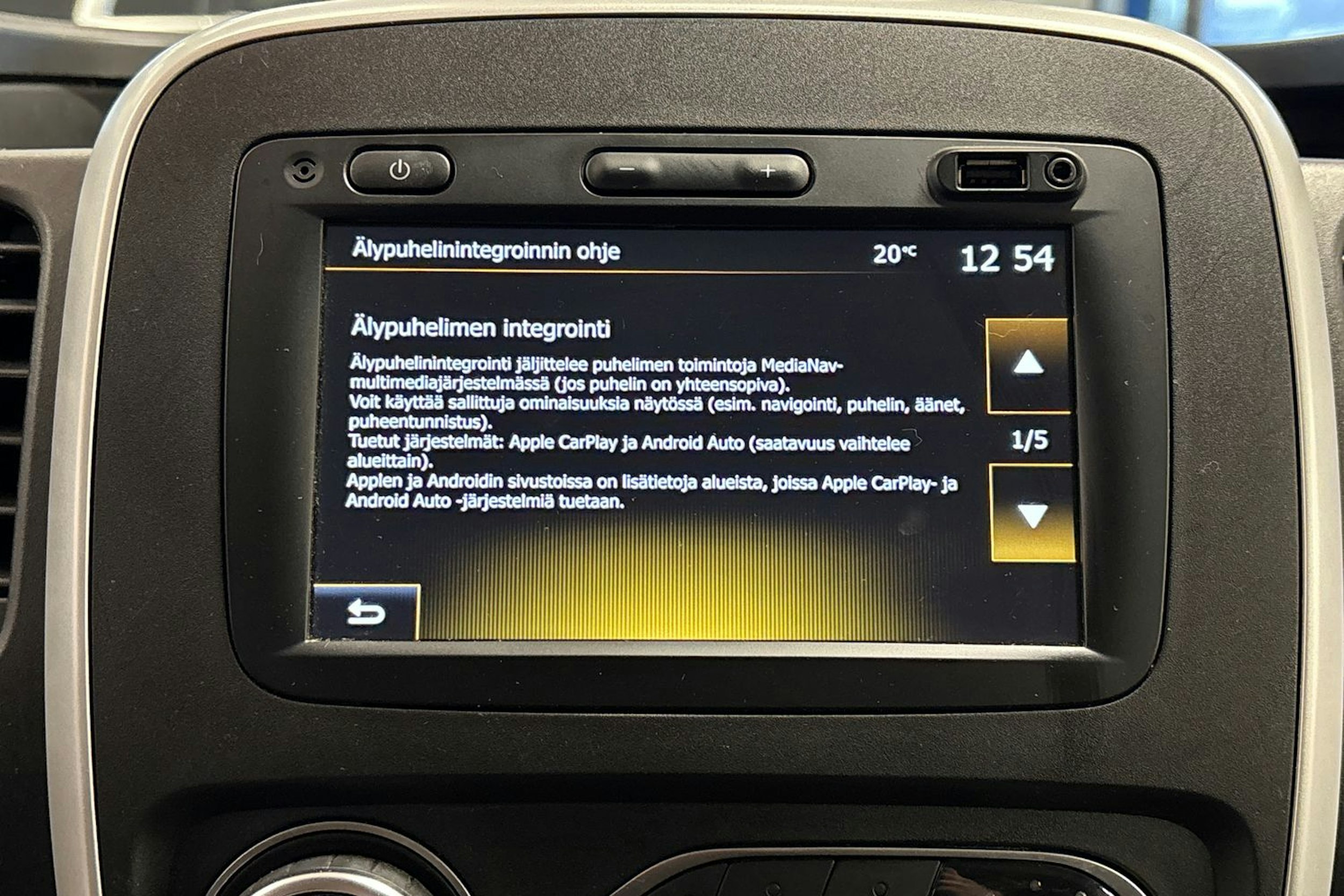 punainen Renault Trafic 2021 kuva 17.