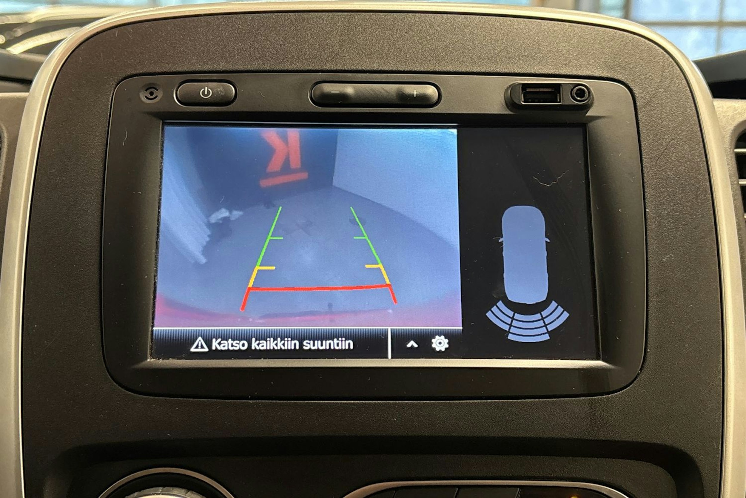 punainen Renault Trafic 2021 kuva 18.