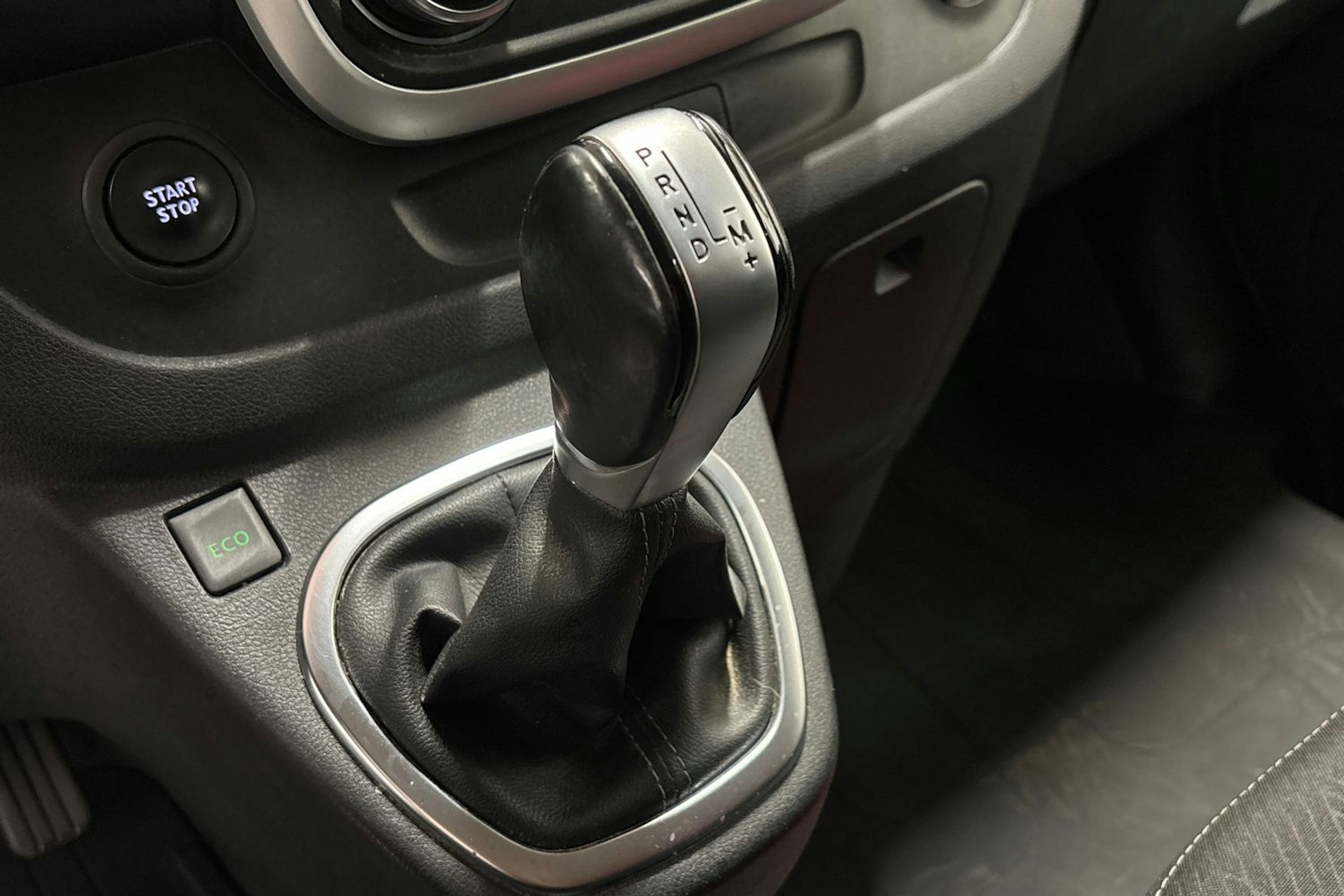 punainen Renault Trafic 2021 kuva 19.