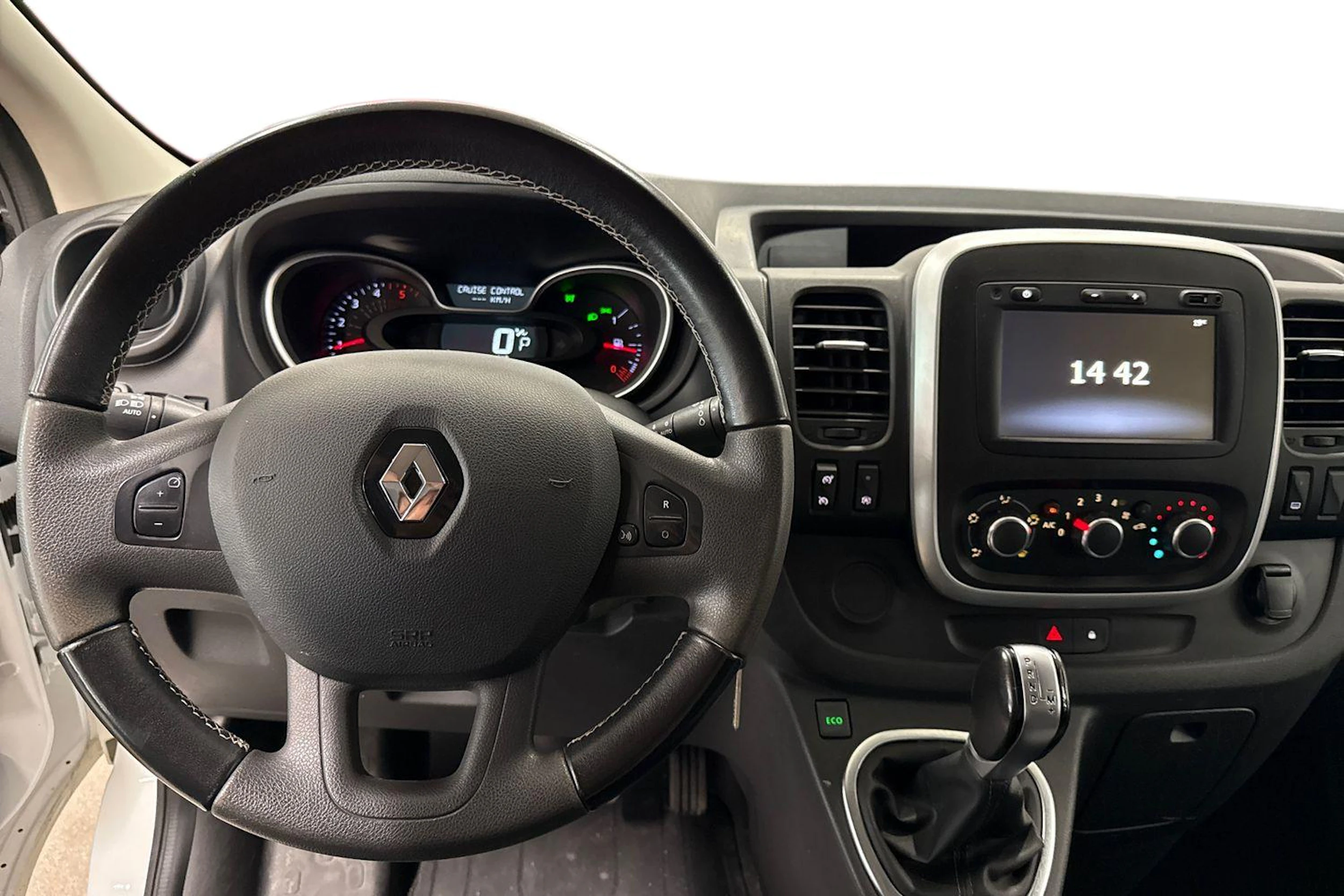 Valkoinen Renault Trafic 2021 kuva 9.