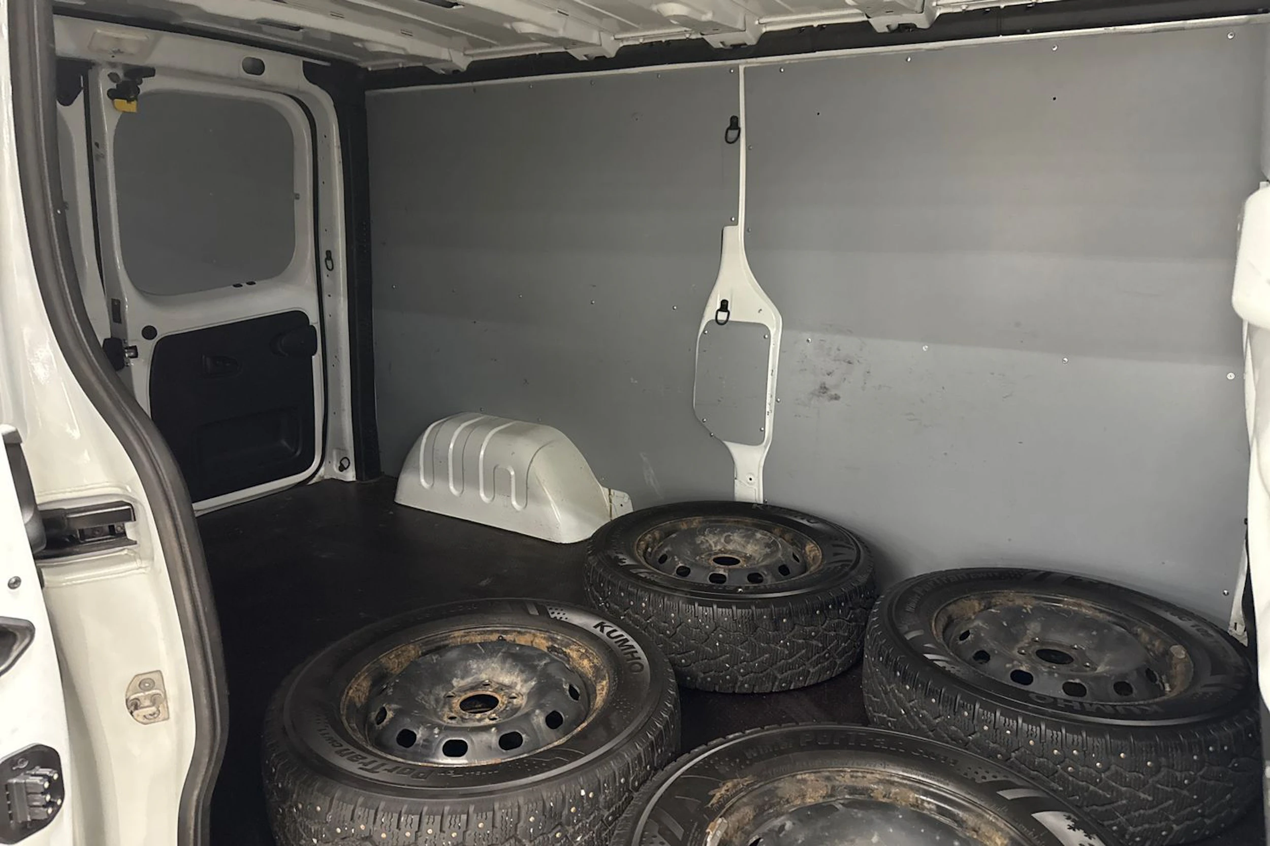 Valkoinen Renault Trafic 2021 kuva 13.
