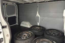 Valkoinen Renault Trafic 2021 kuva 13.