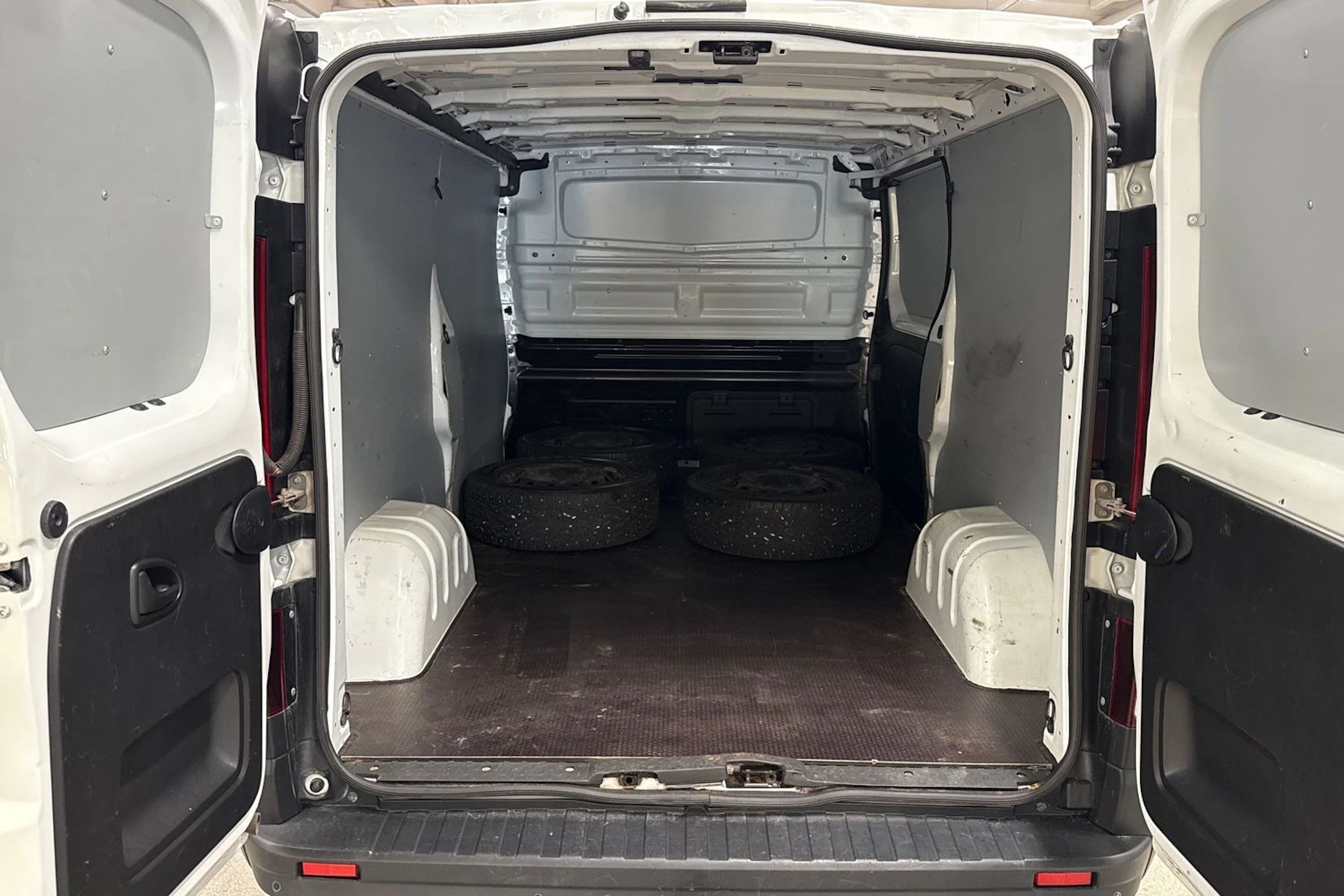 Valkoinen Renault Trafic 2021 kuva 15.