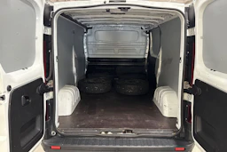 Valkoinen Renault Trafic 2021 kuva 15.