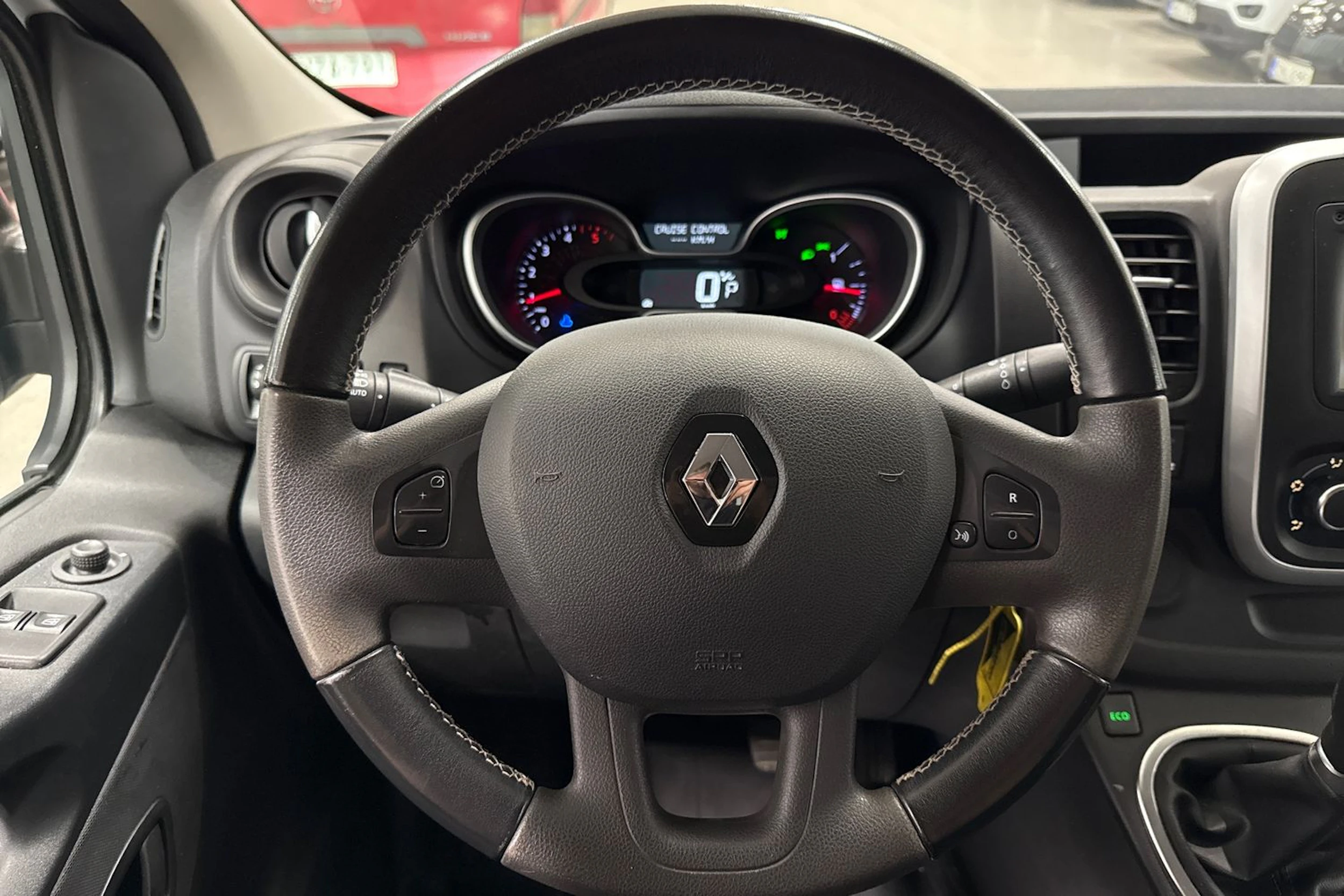 Valkoinen Renault Trafic 2021 kuva 18.