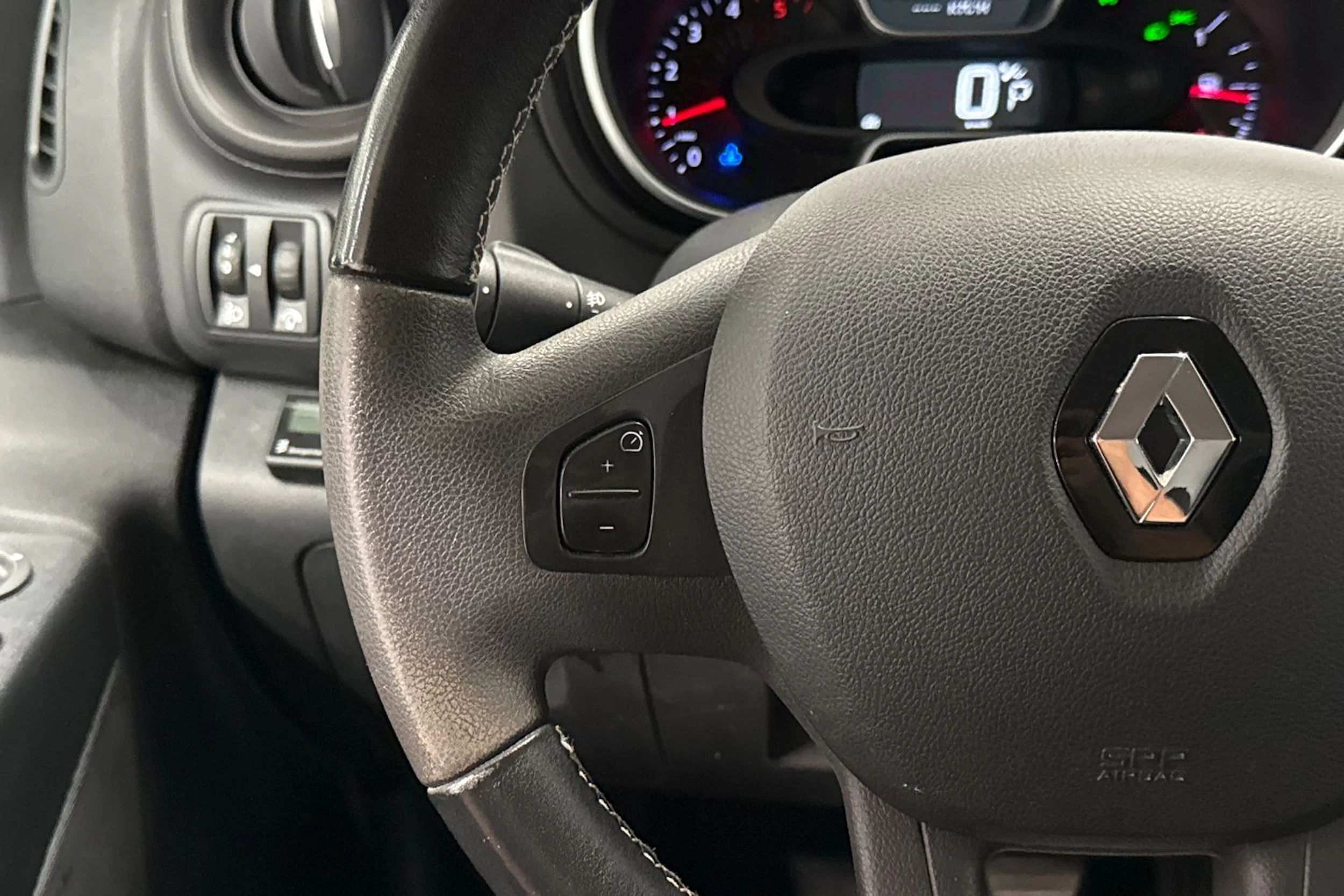 Valkoinen Renault Trafic 2021 kuva 19.