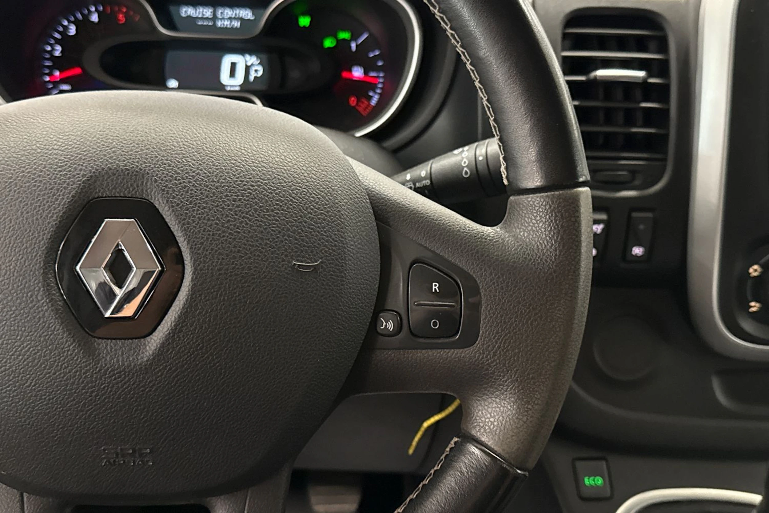 Valkoinen Renault Trafic 2021 kuva 20.