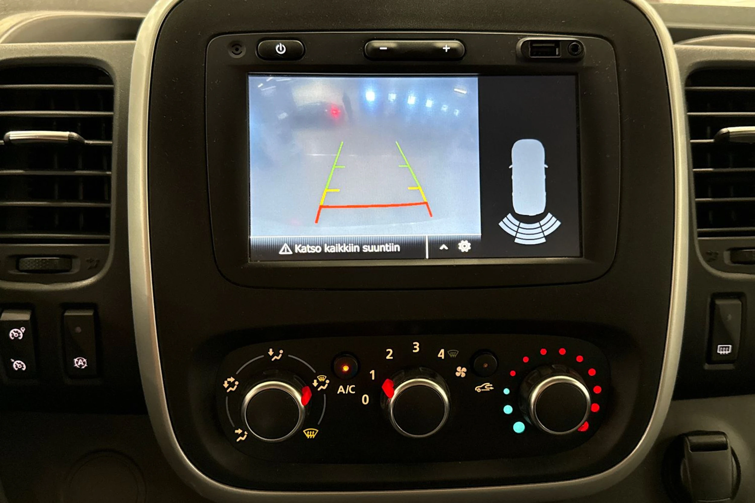 Valkoinen Renault Trafic 2021 kuva 22.