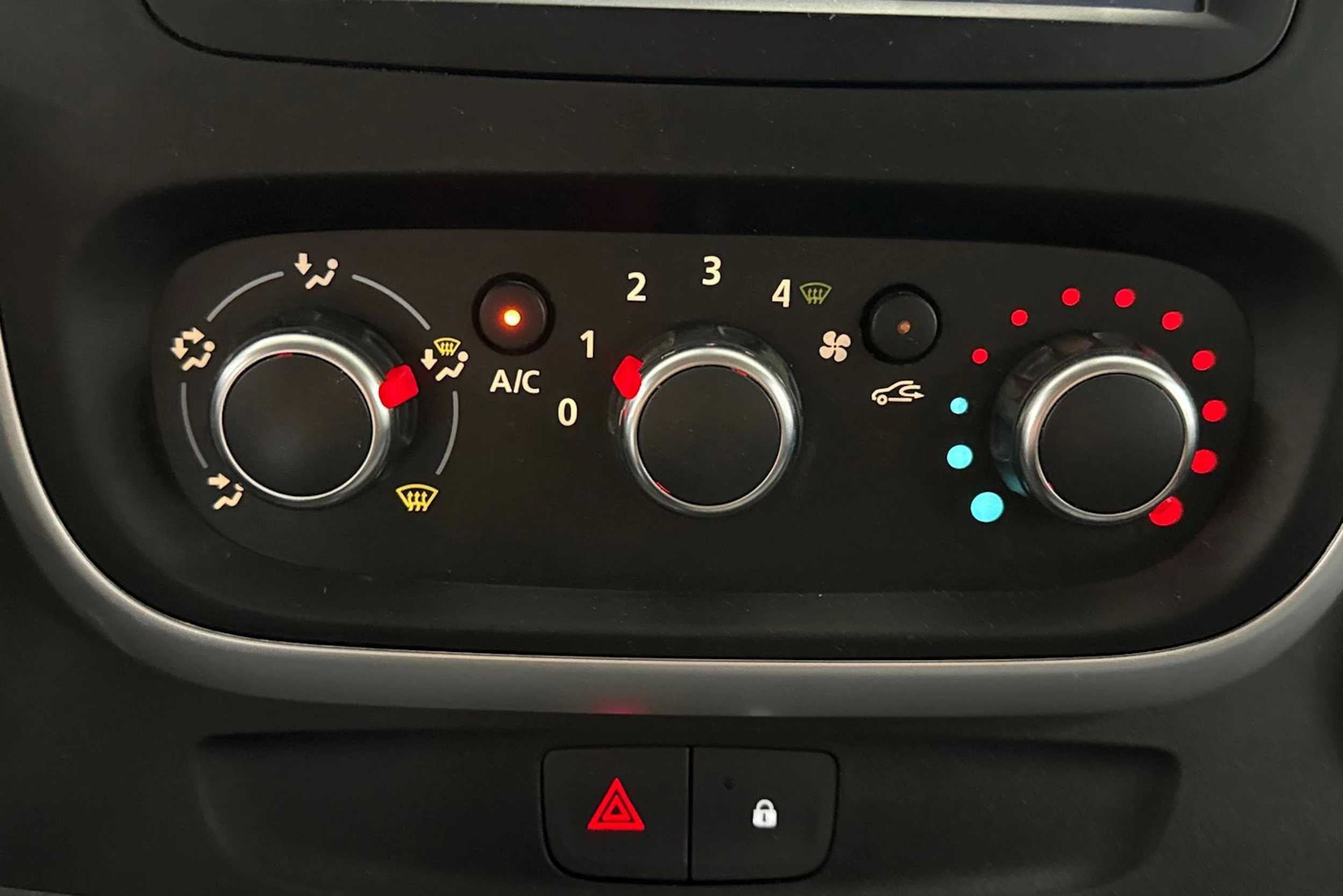 Valkoinen Renault Trafic 2021 kuva 24.
