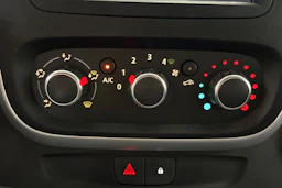 Valkoinen Renault Trafic 2021 kuva 24.