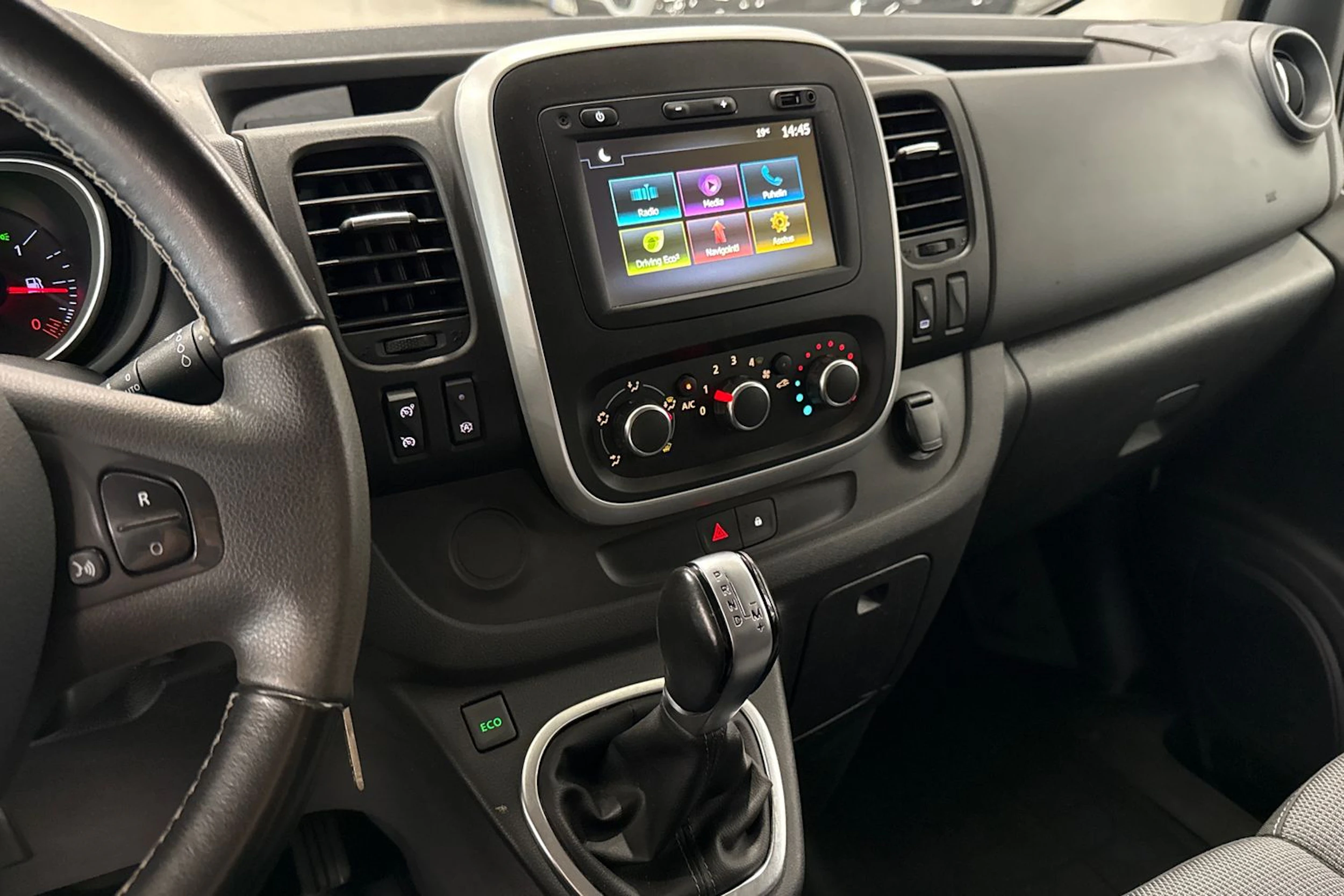 Valkoinen Renault Trafic 2021 kuva 25.