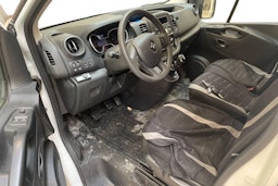 valkoinen Renault Trafic 2021 kuva 3.