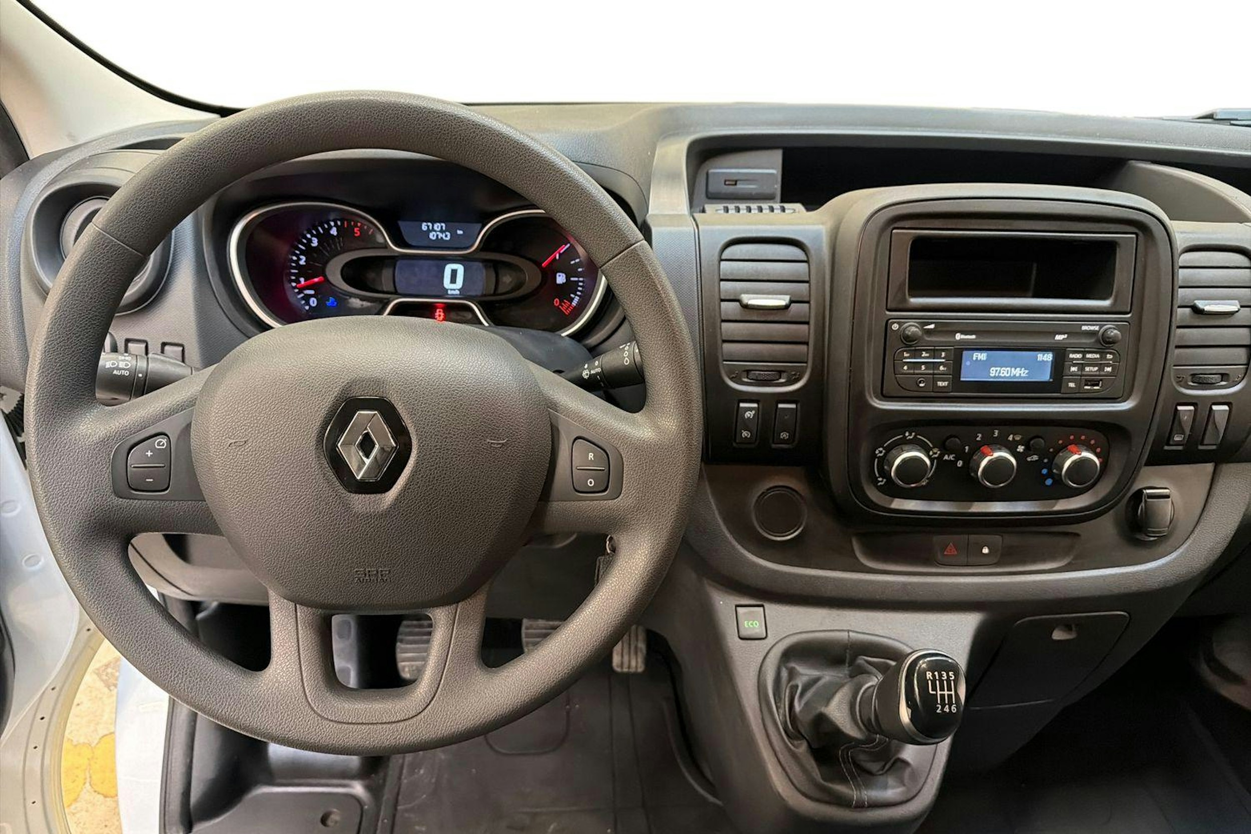 valkoinen Renault Trafic 2021 kuva 9.