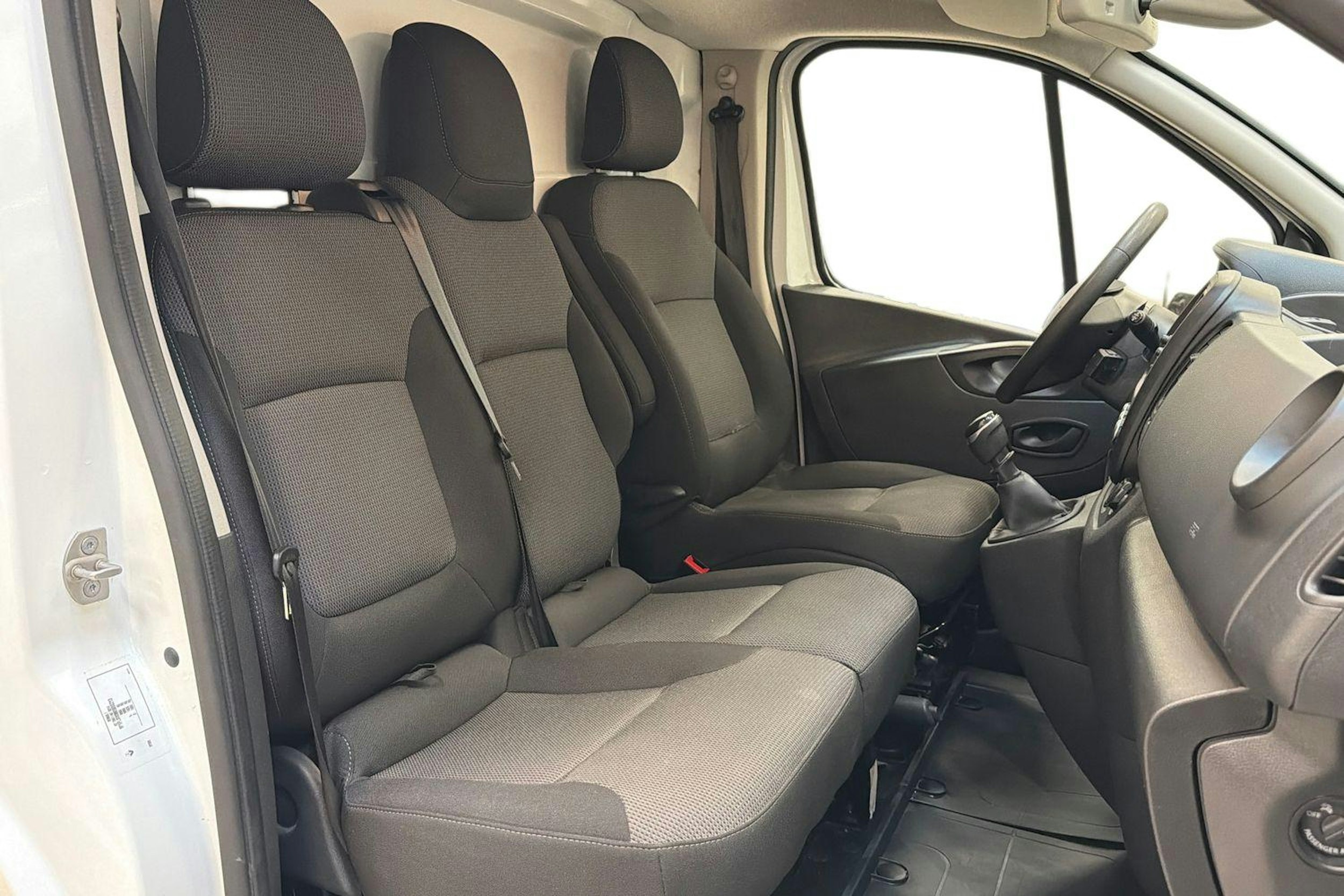 valkoinen Renault Trafic 2021 kuva 11.