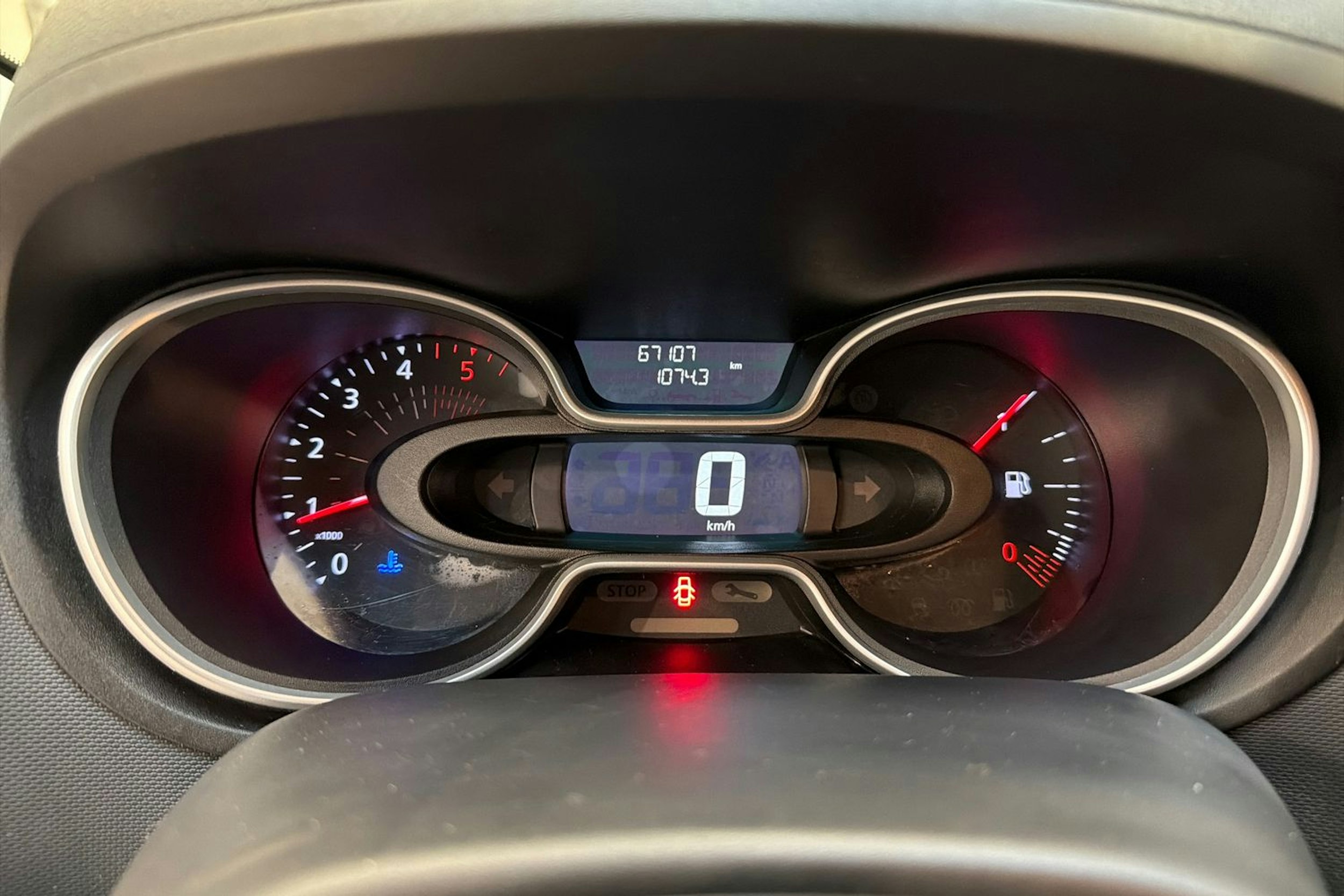 valkoinen Renault Trafic 2021 kuva 13.