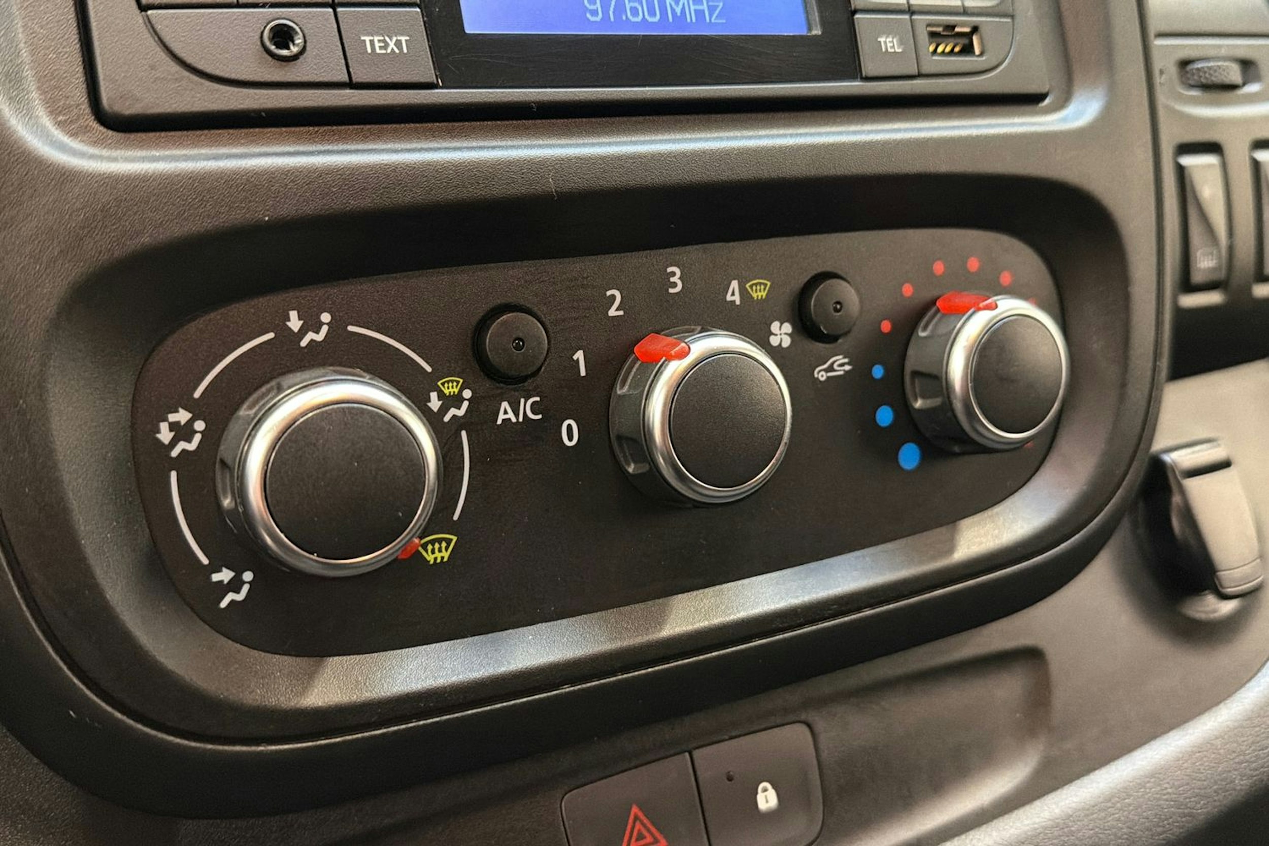 valkoinen Renault Trafic 2021 kuva 16.