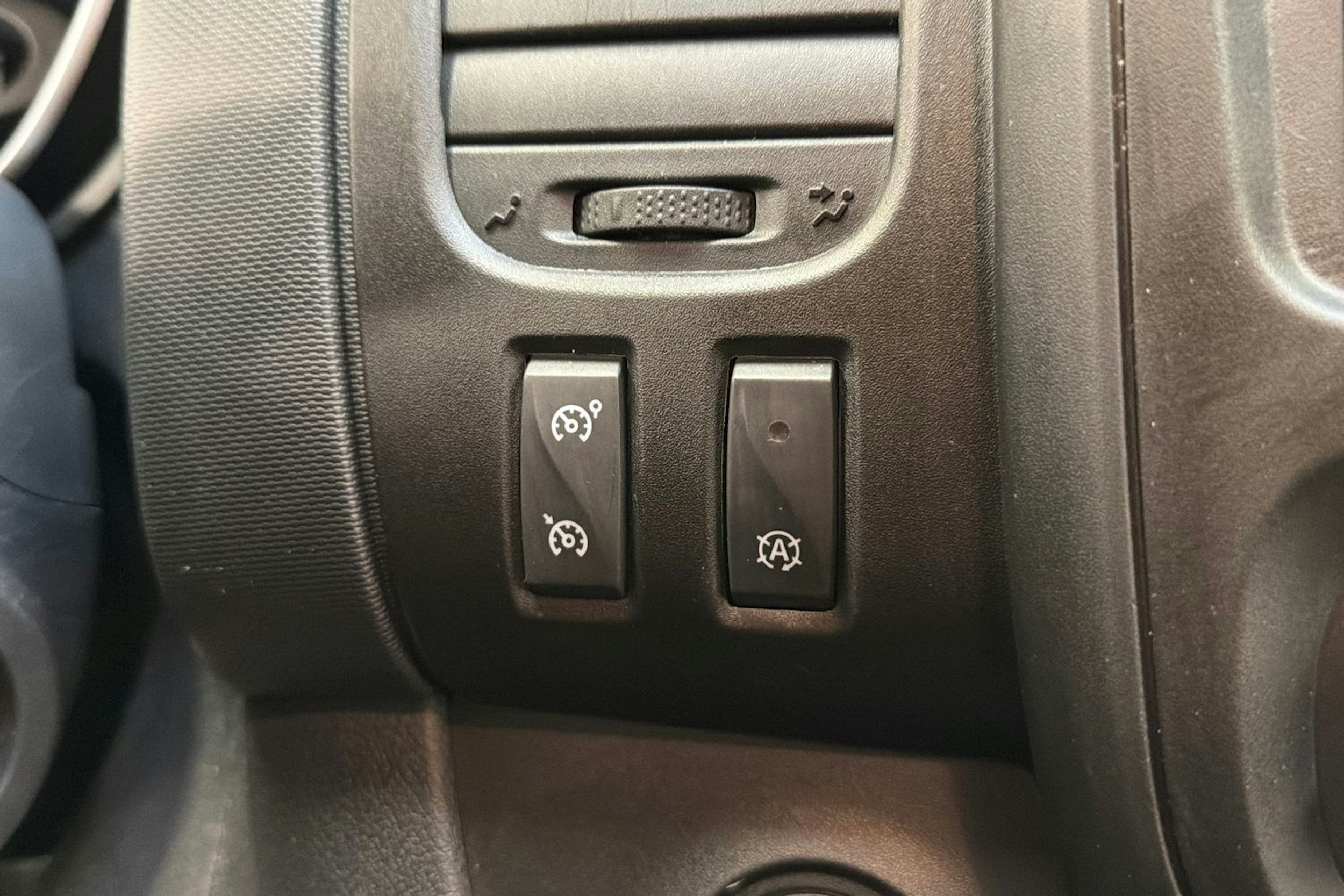 valkoinen Renault Trafic 2021 kuva 17.