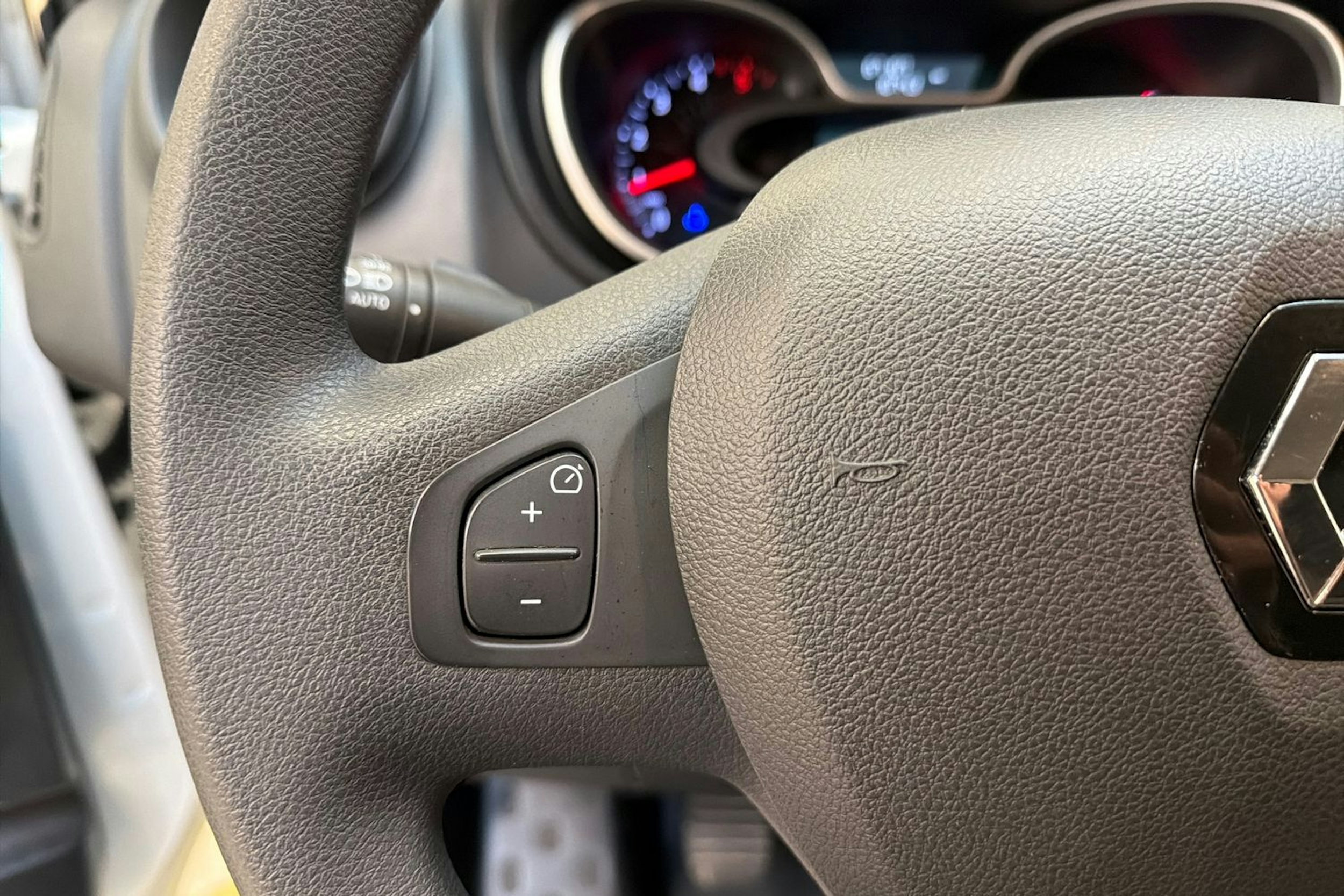 valkoinen Renault Trafic 2021 kuva 18.