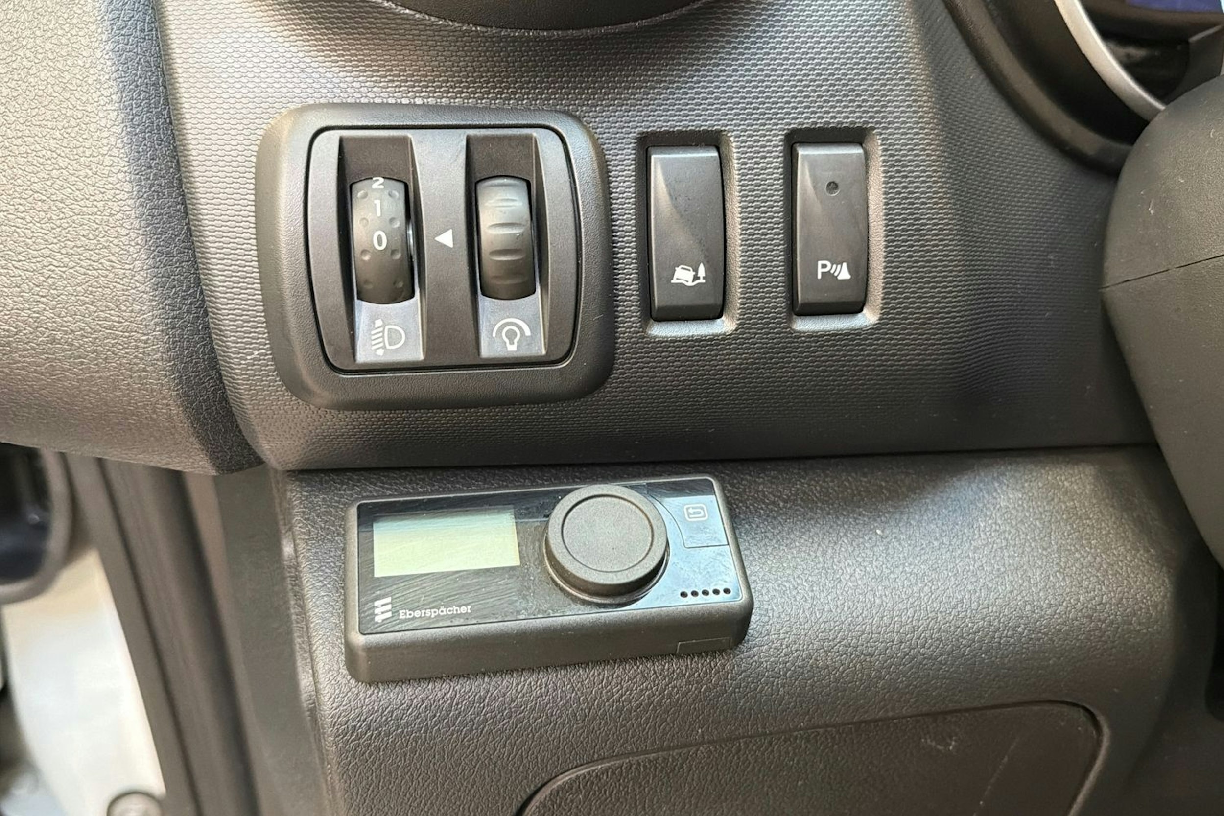 valkoinen Renault Trafic 2021 kuva 20.