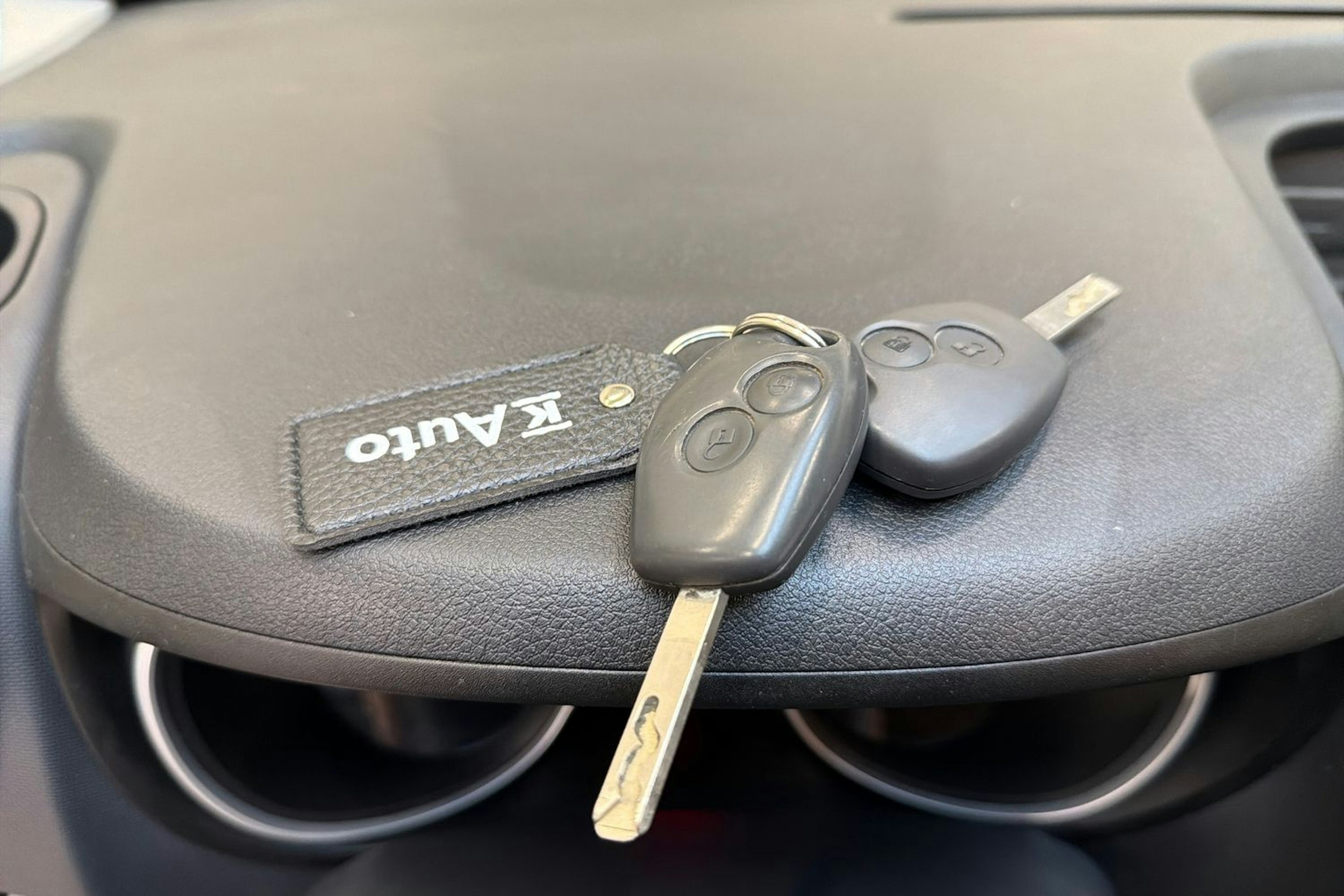 valkoinen Renault Trafic 2021 kuva 22.