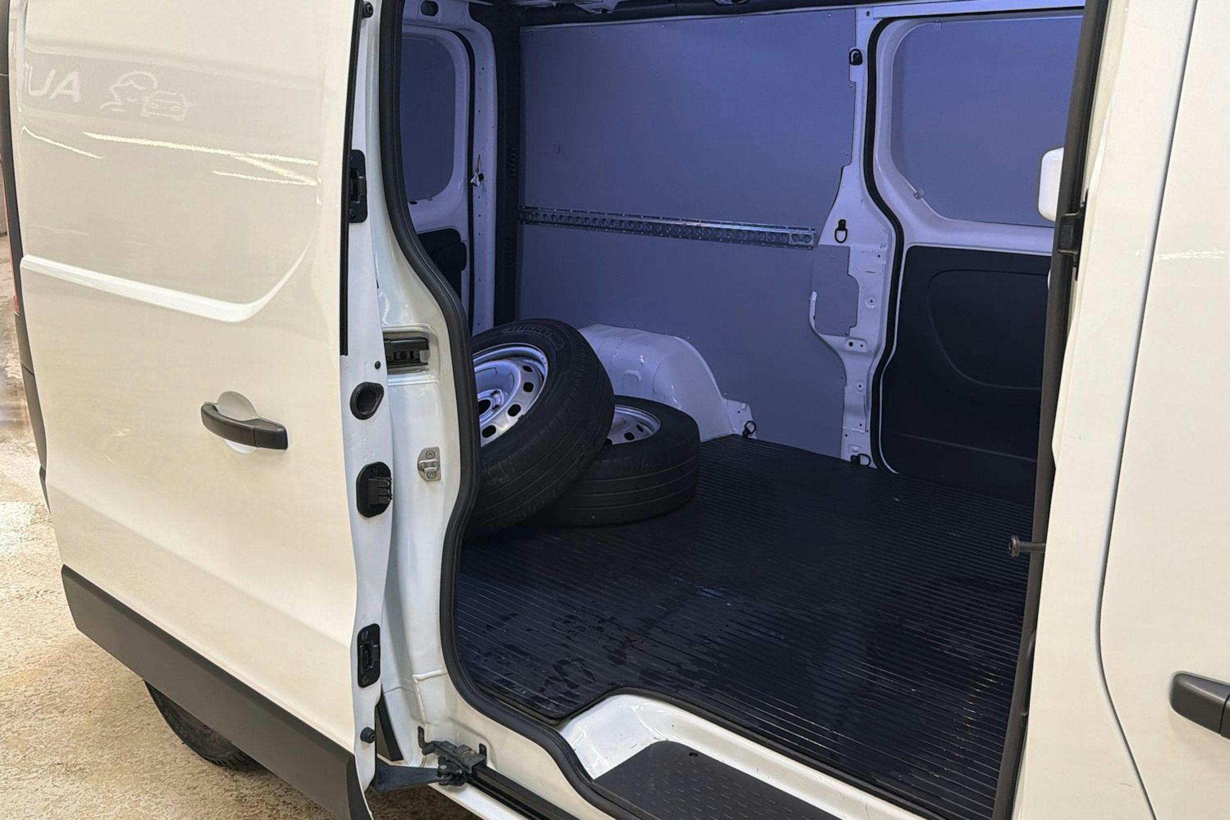 valkoinen Renault Trafic 2021 kuva 23.