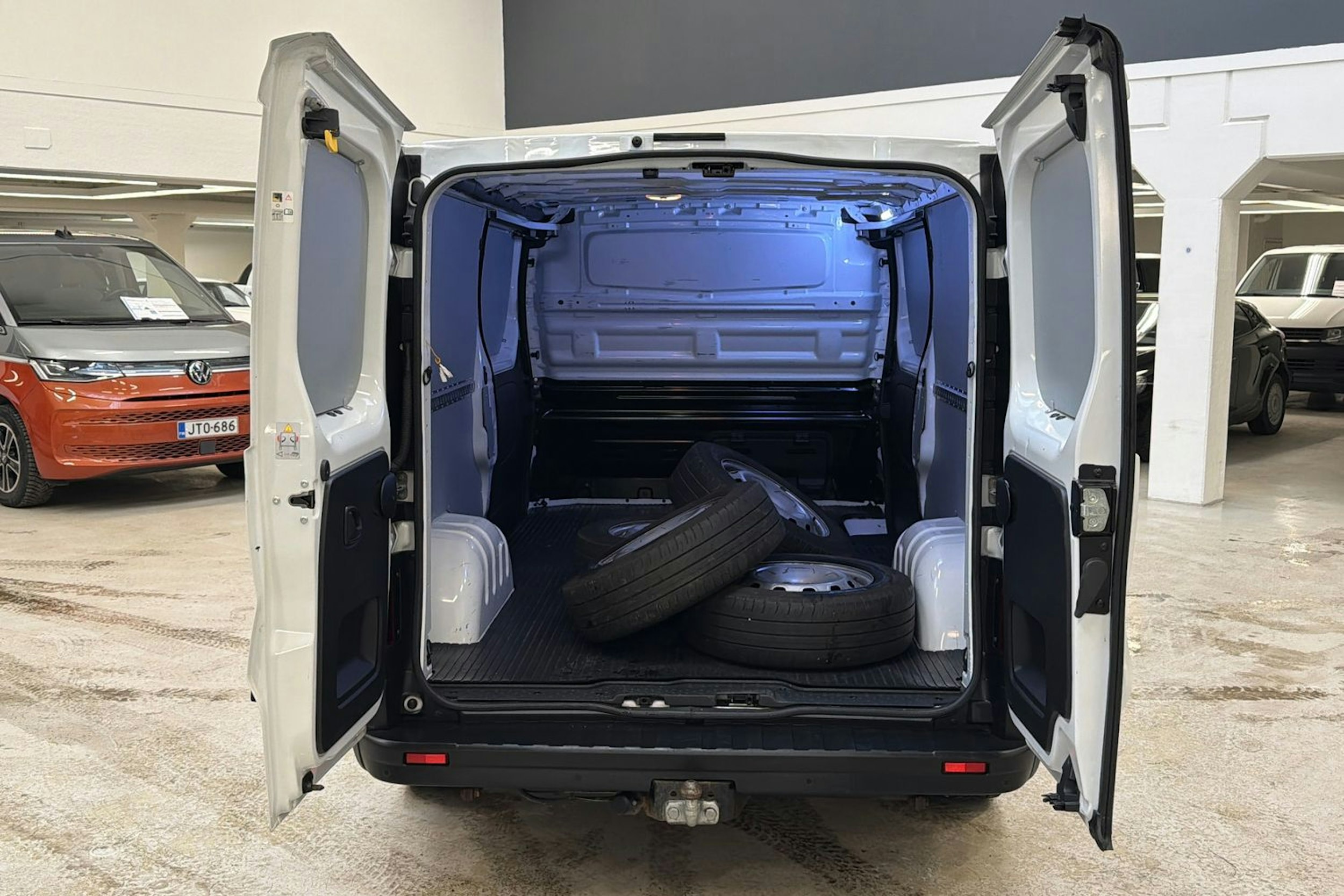 valkoinen Renault Trafic 2021 kuva 24.