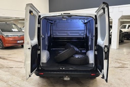 valkoinen Renault Trafic 2021 kuva 24.