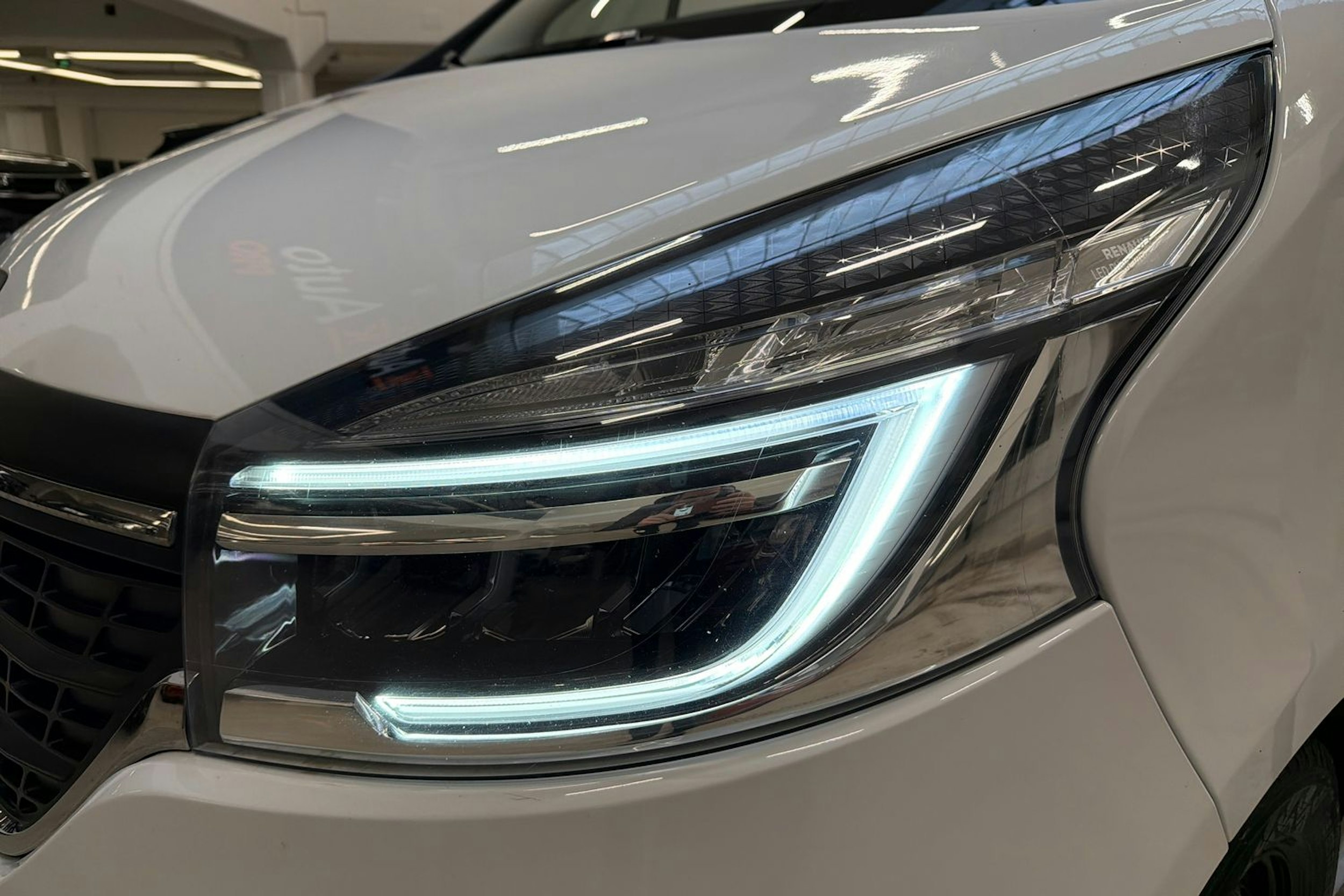 valkoinen Renault Trafic 2021 kuva 26.