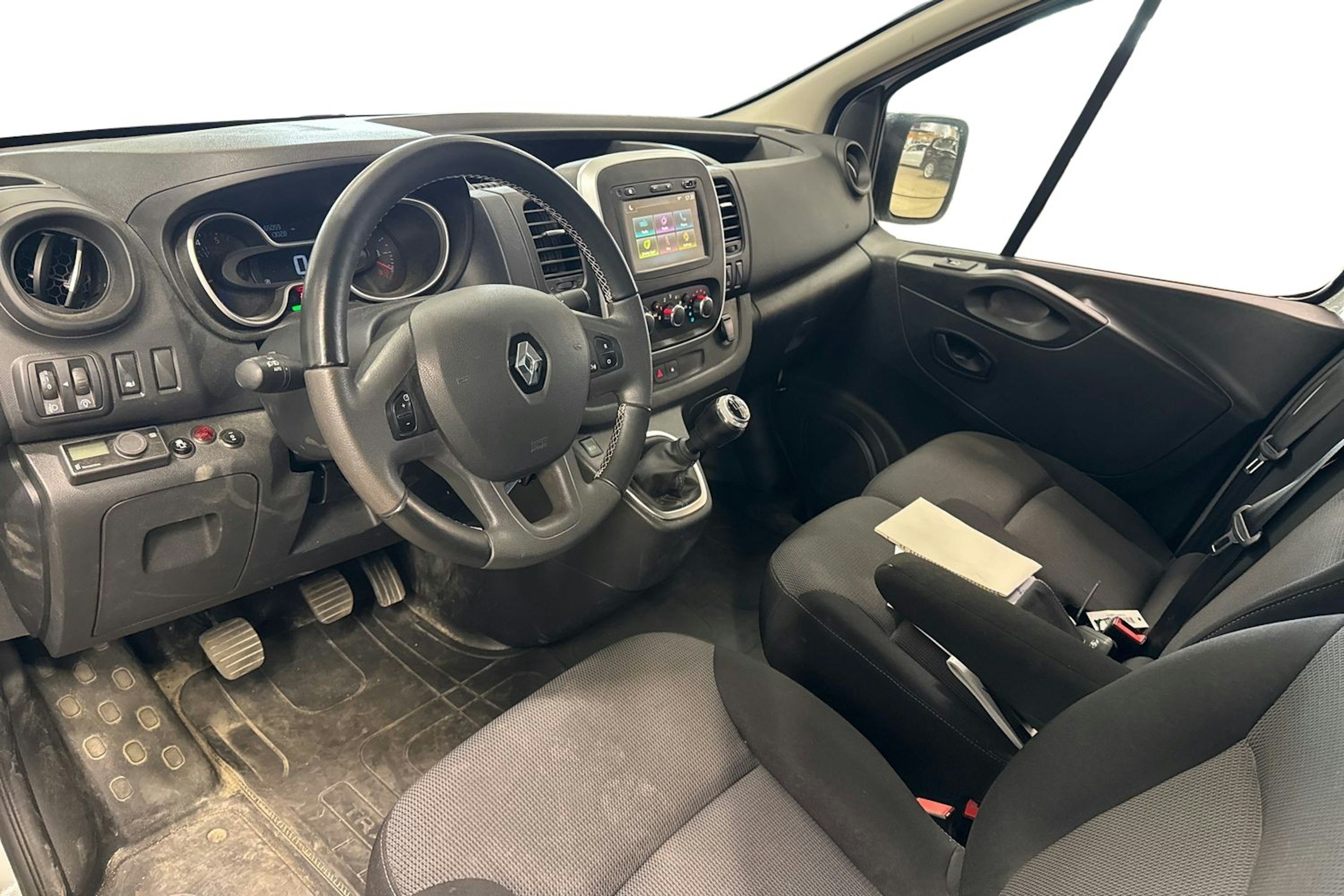 valkoinen Renault Trafic 2021 kuva 3.