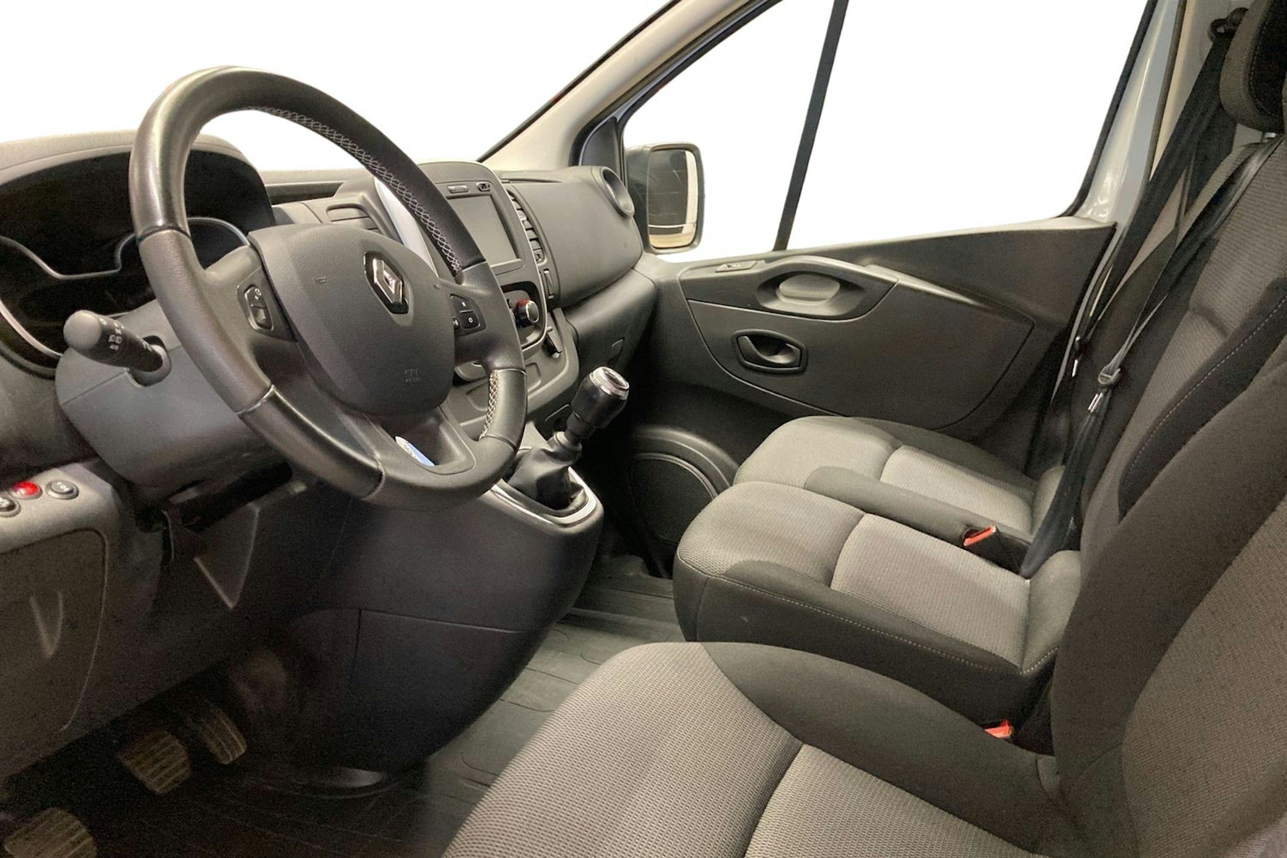 valkoinen Renault Trafic 2021 kuva 6.