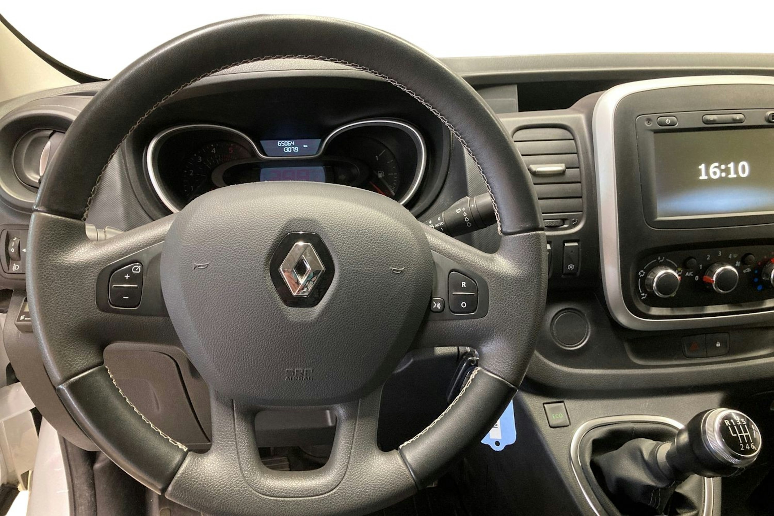valkoinen Renault Trafic 2021 kuva 7.