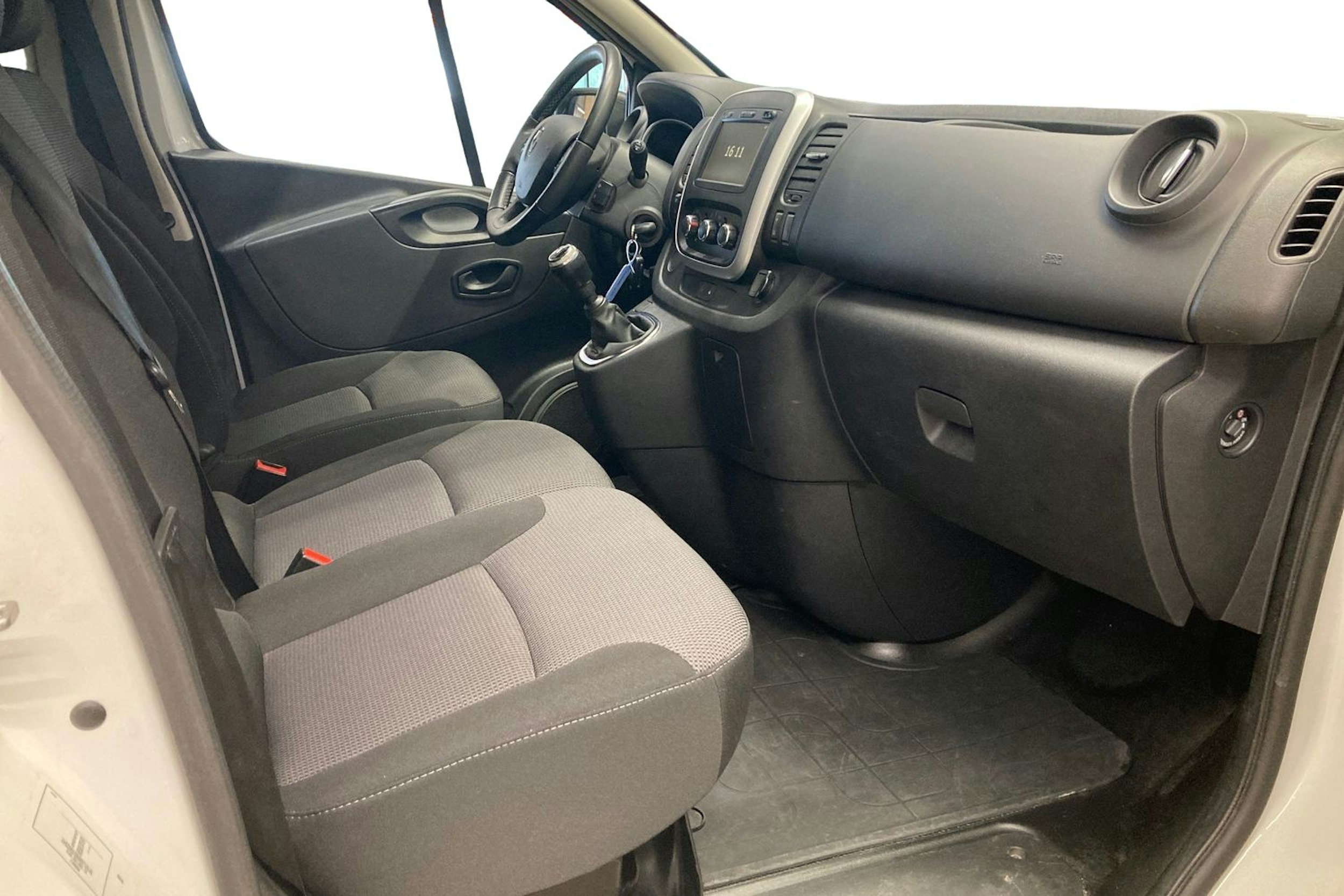 valkoinen Renault Trafic 2021 kuva 8.