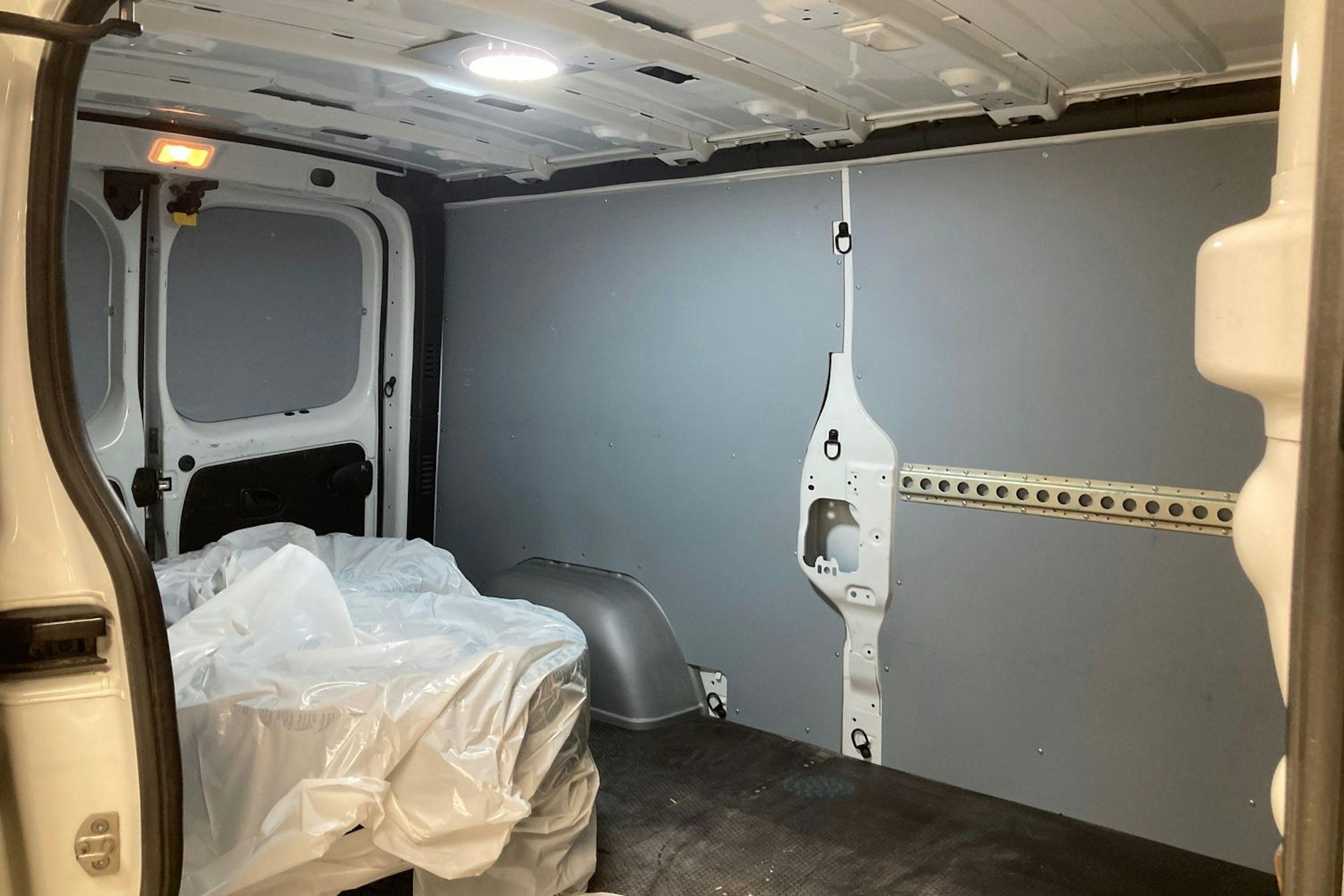 valkoinen Renault Trafic 2021 kuva 10.