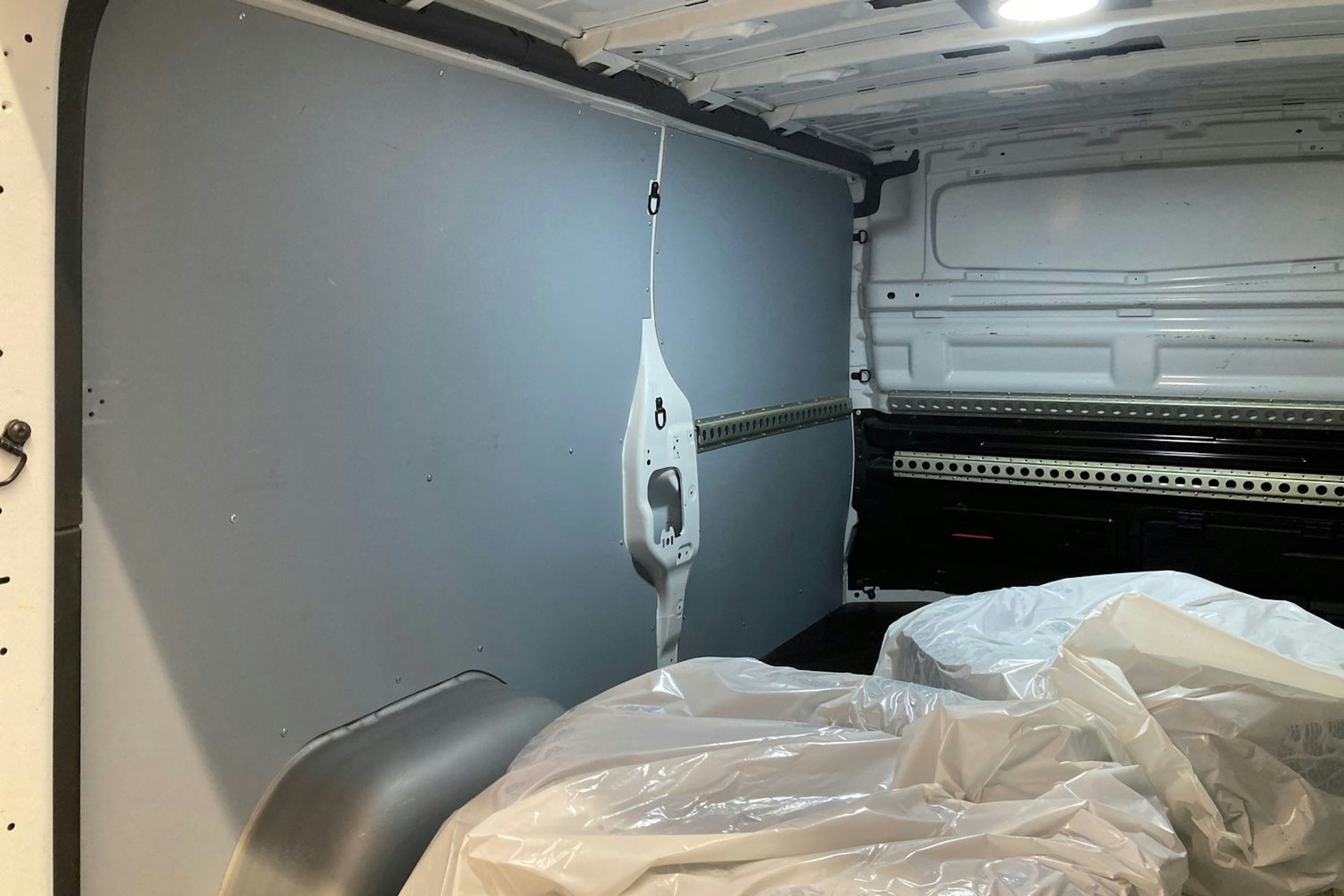 valkoinen Renault Trafic 2021 kuva 12.